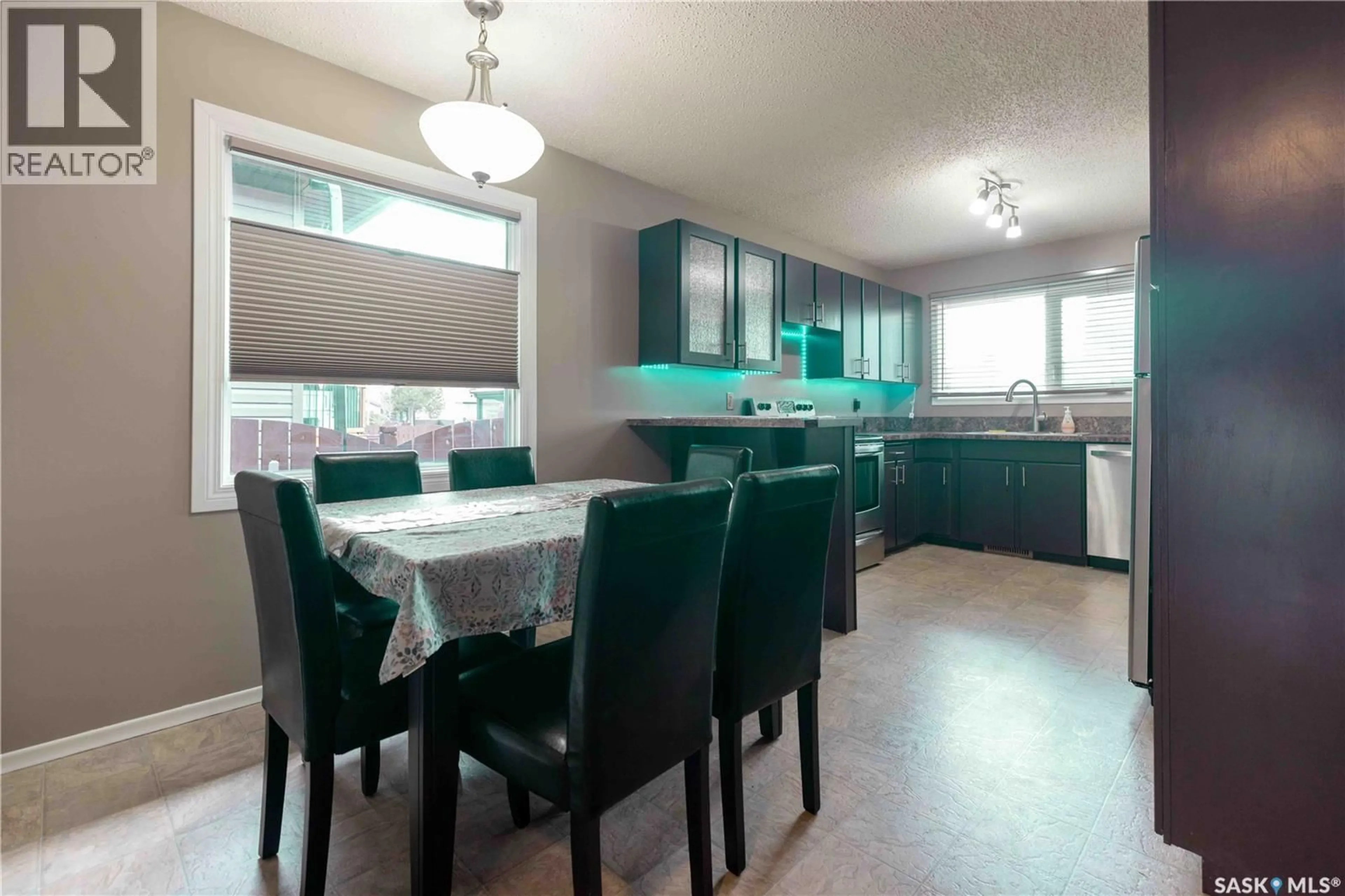 Open concept kitchen, unknown for 466 SMITH CRESCENT, Saskatoon Saskatchewan S7M5A1