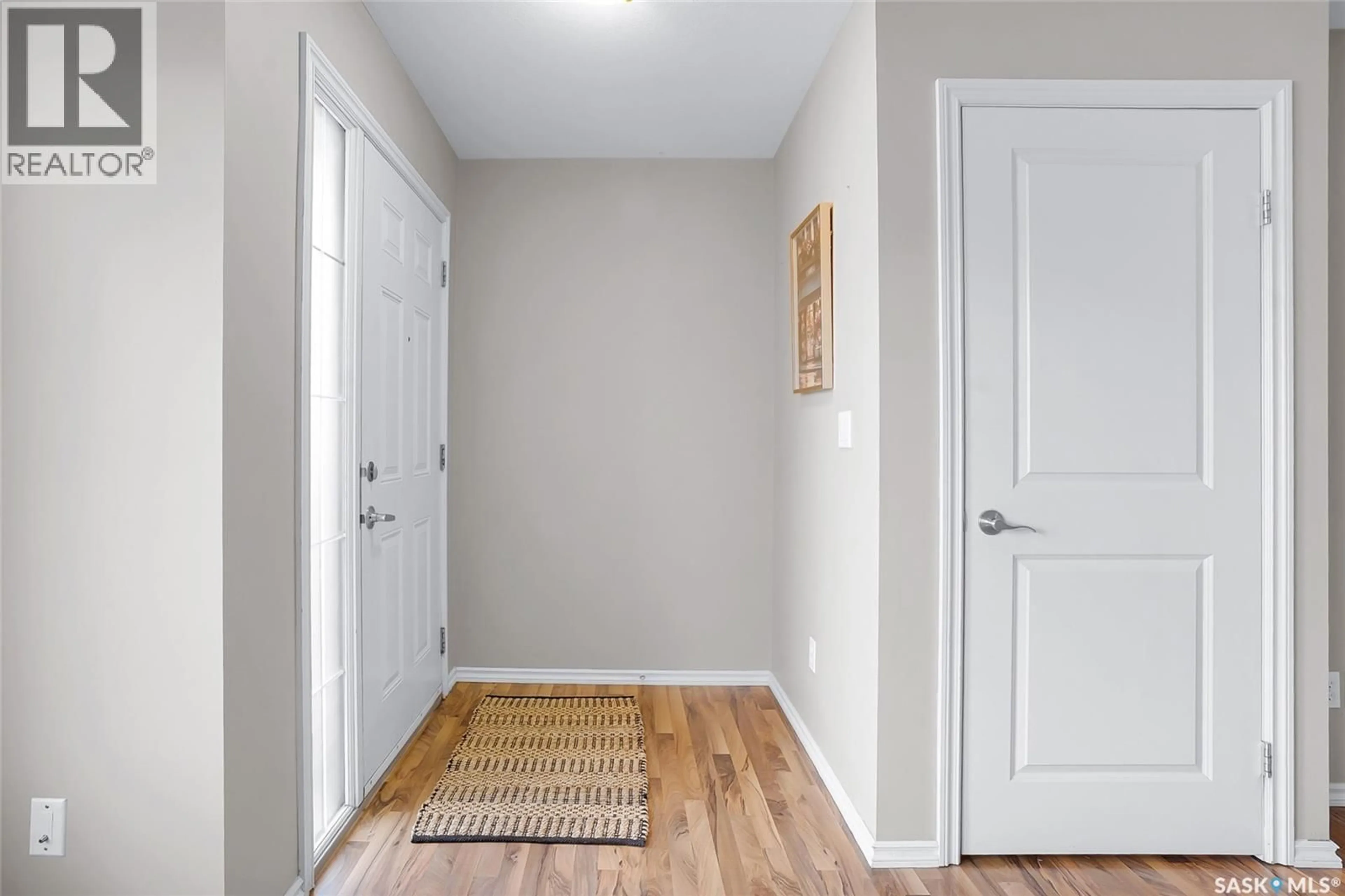 Indoor entryway for 311 415 LYND CRESCENT, Saskatoon Saskatchewan S7T0C2