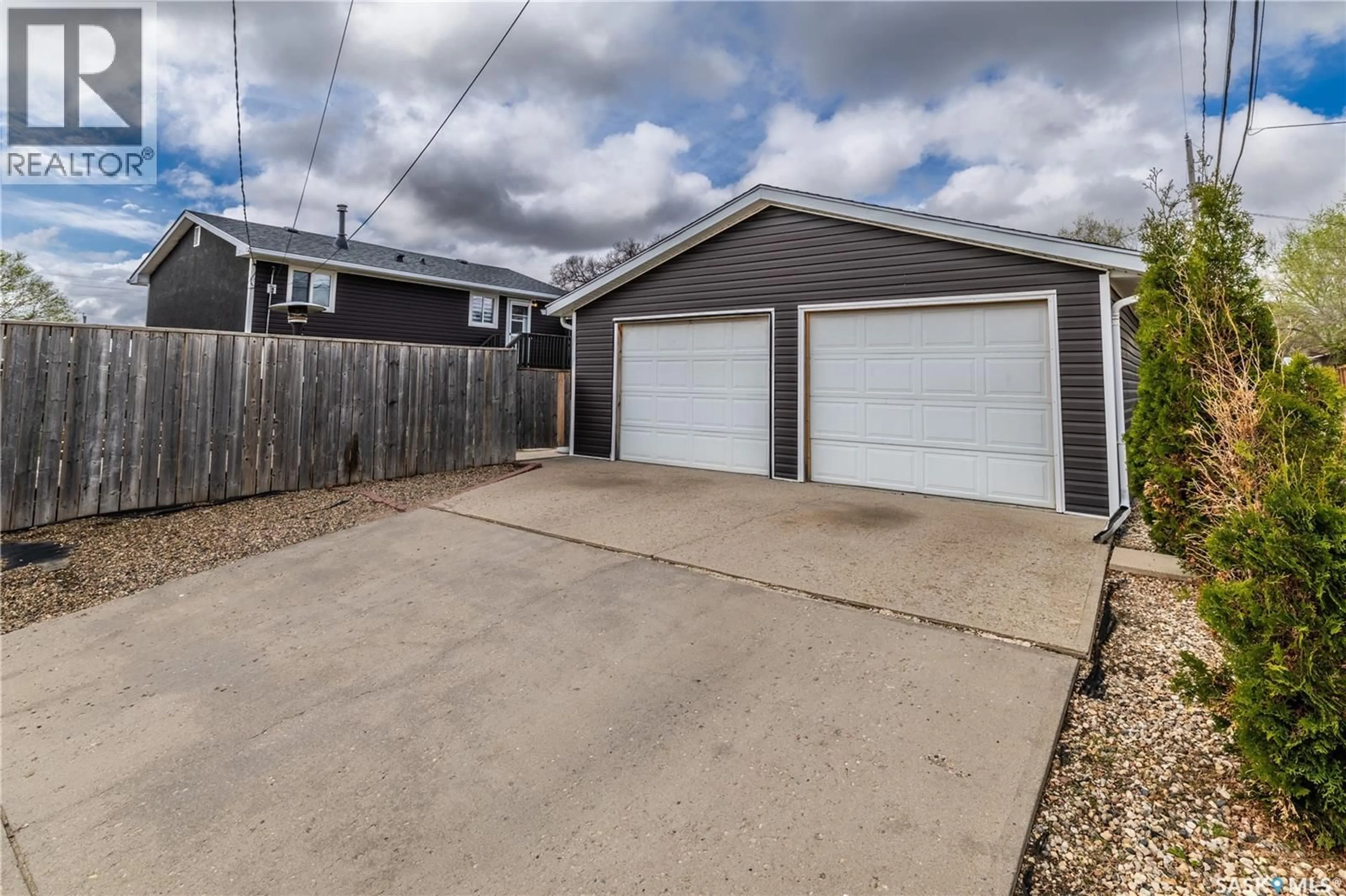 Indoor garage for 1304 ATHABASCA STREET, Moose Jaw Saskatchewan S6H6C1