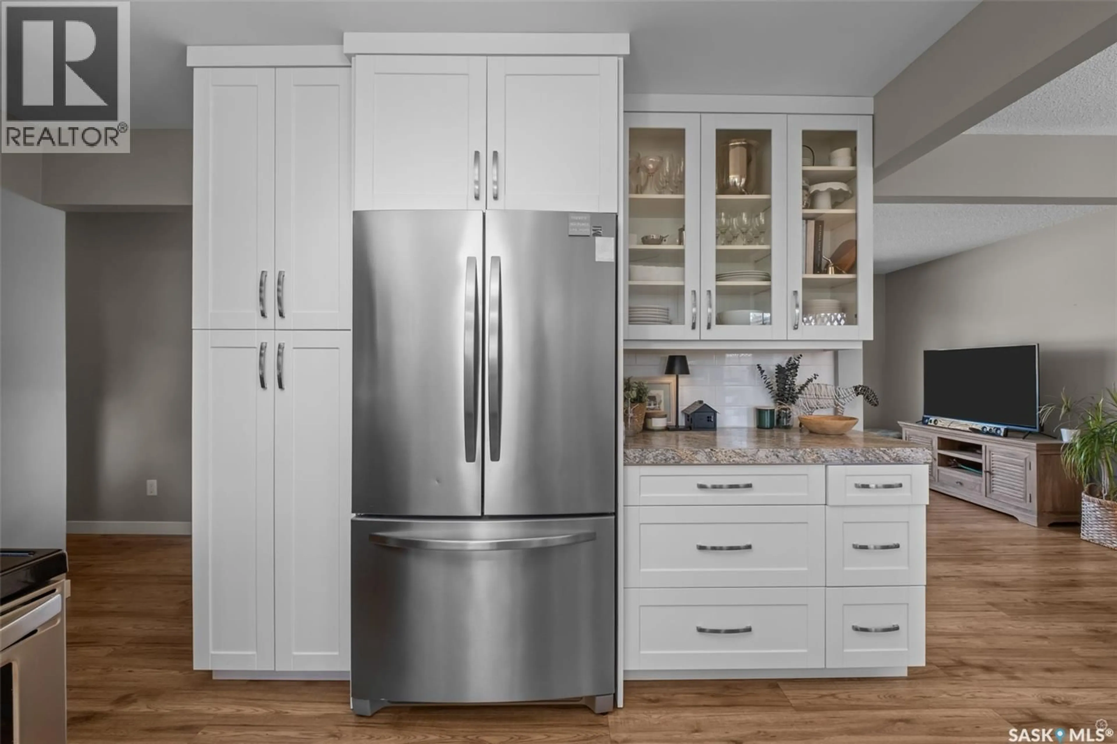 Contemporary kitchen, wood/laminate floor for 575 27TH STREET, Prince Albert Saskatchewan S6V4S4