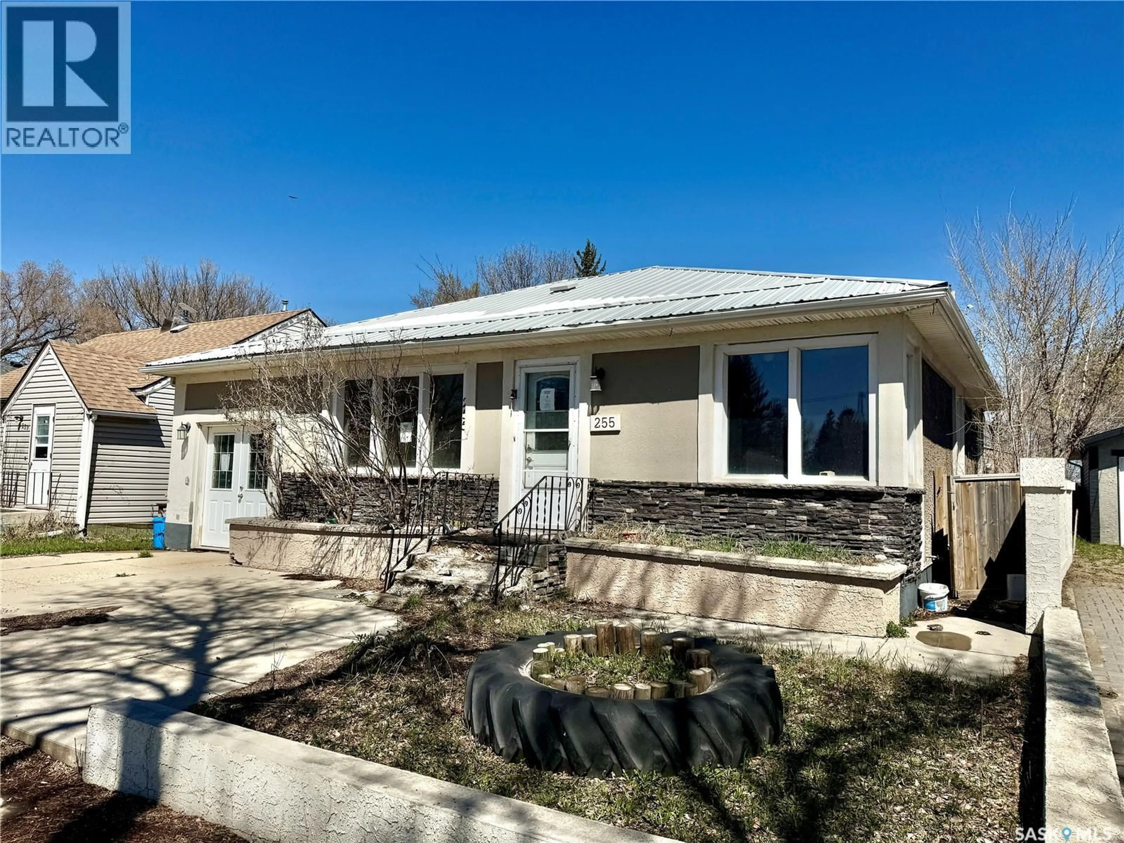 Home with vinyl exterior material, street for 255 BROADWAY STREET, Yorkton Saskatchewan S3N0N4