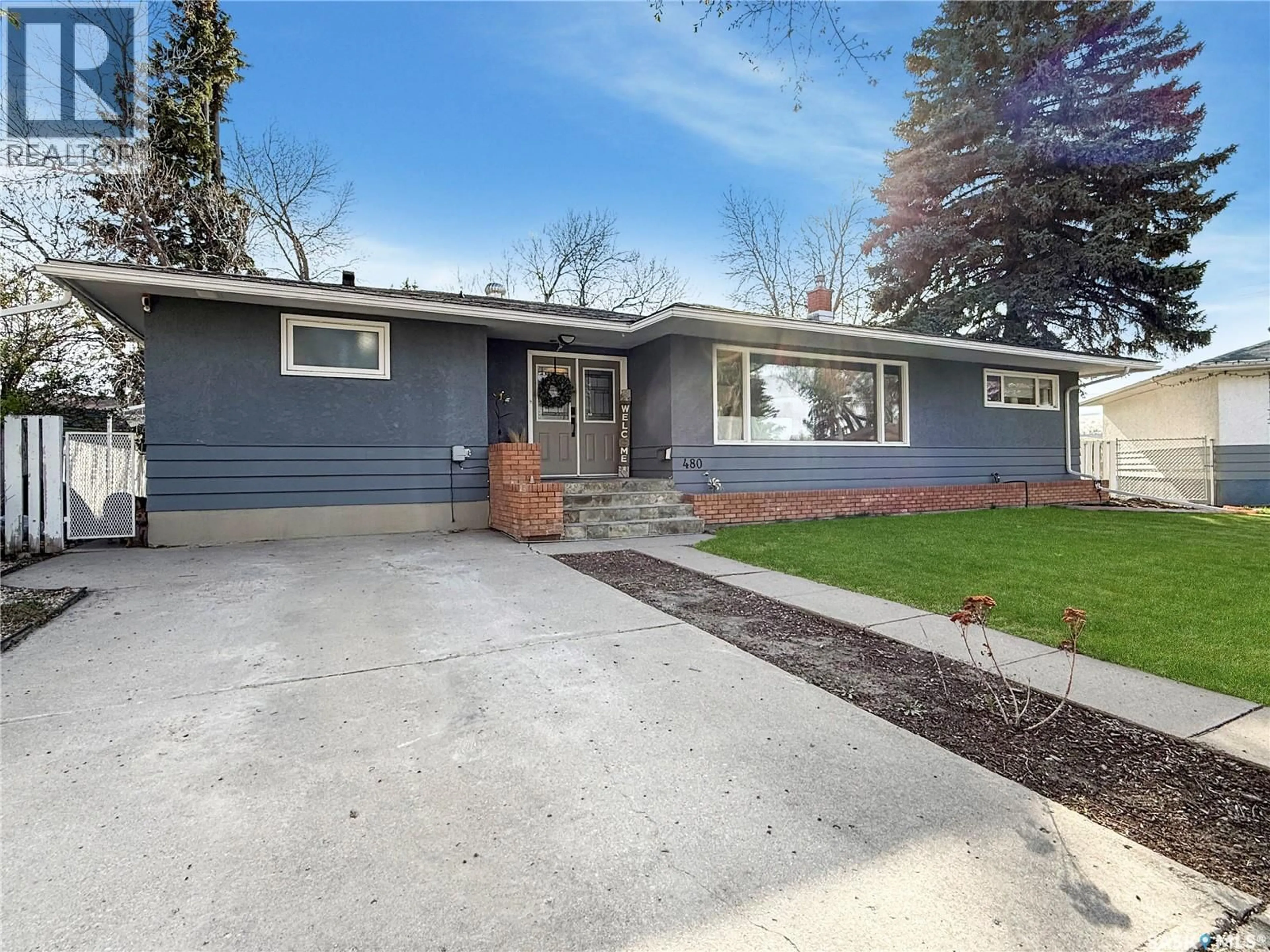 Home with vinyl exterior material, street for 480 3RD AVENUE, Swift Current Saskatchewan S9H3K8