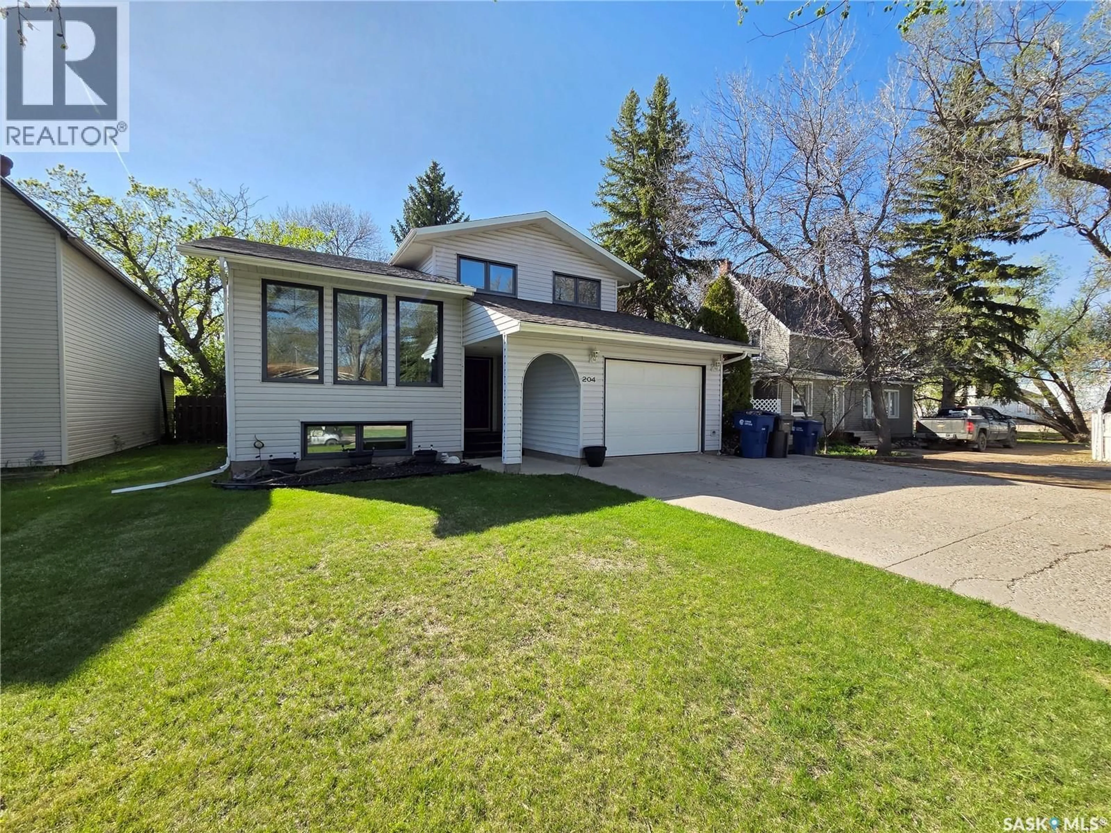 Home with vinyl exterior material, street for 204 1ST STREET, Carlyle Saskatchewan S0C0R0