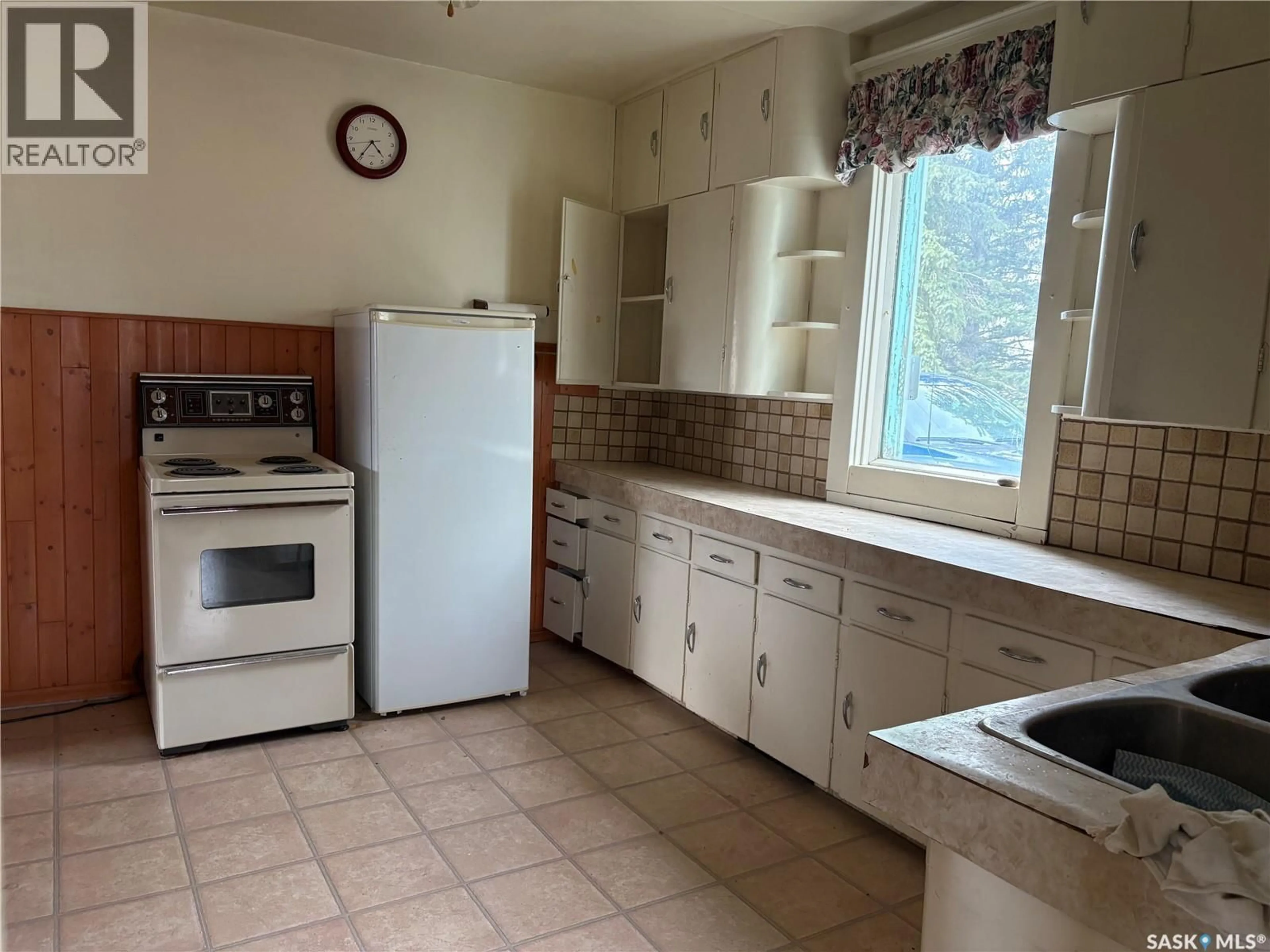 Standard kitchen, ceramic/tile floor for 102-104 2ND AVENUE, Meacham Saskatchewan S0K2V0