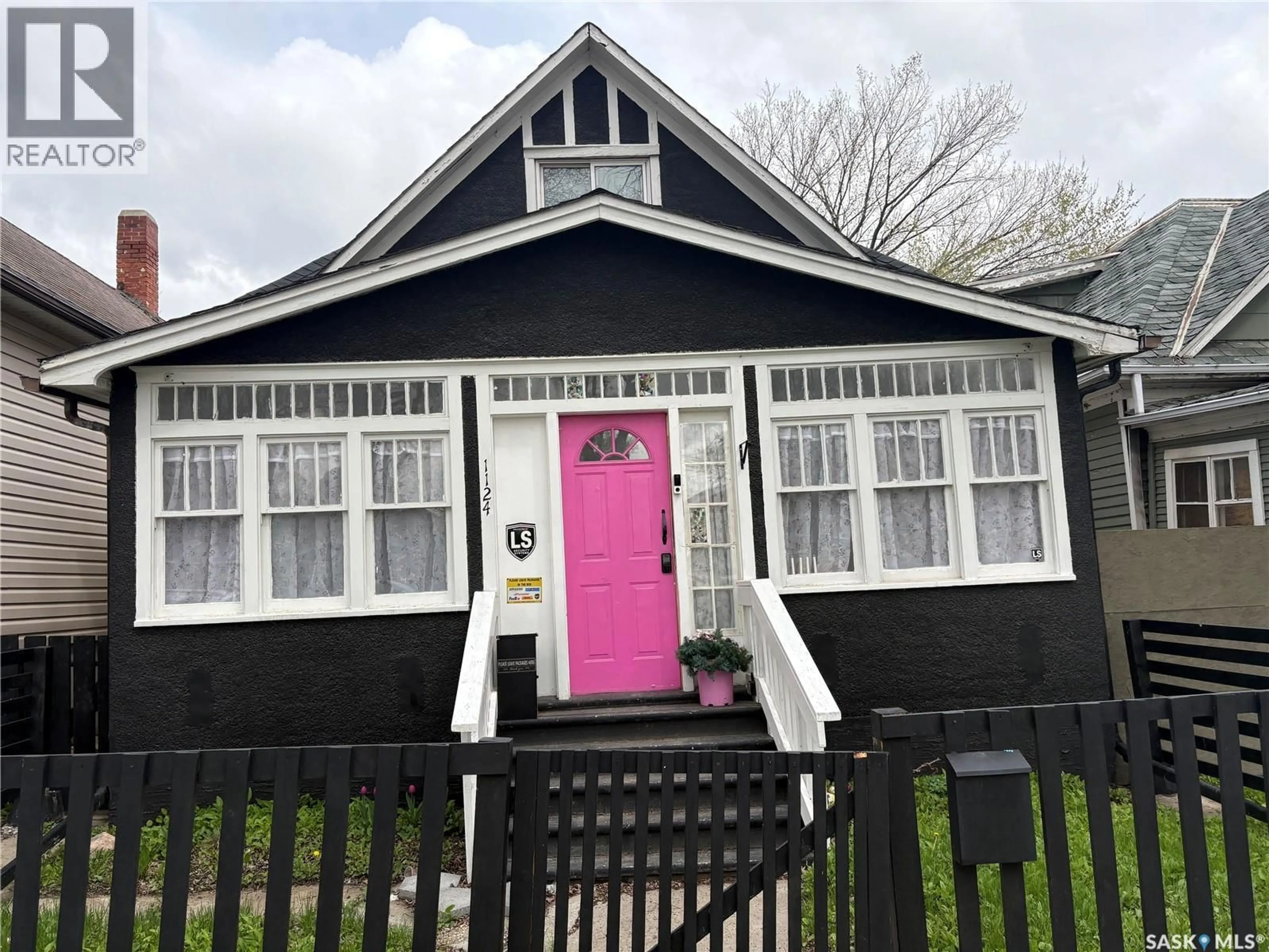 Home with vinyl exterior material, street for 1124 VICTORIA AVENUE, Regina Saskatchewan S4P0N7