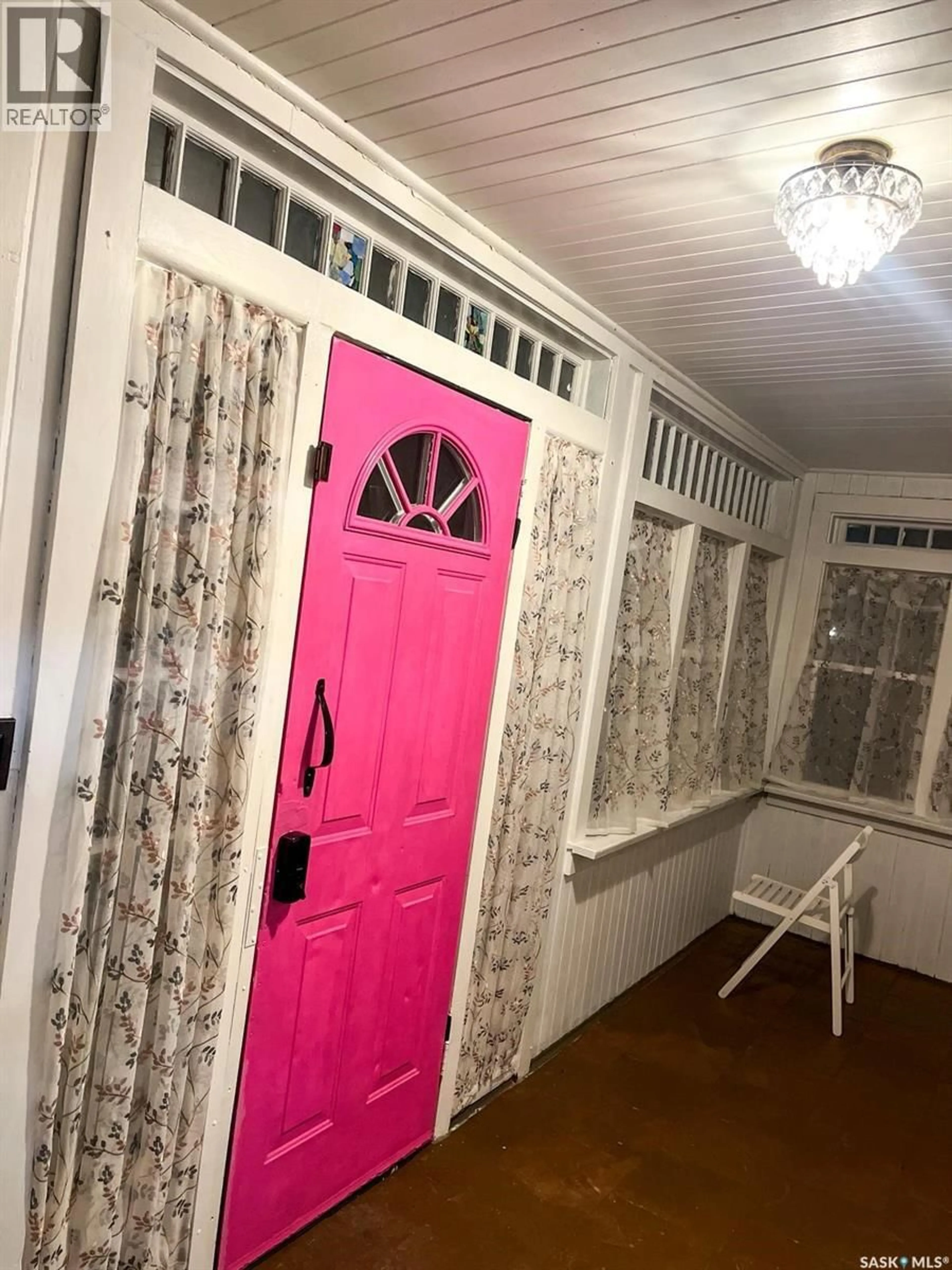 Indoor entryway for 1124 VICTORIA AVENUE, Regina Saskatchewan S4P0N7