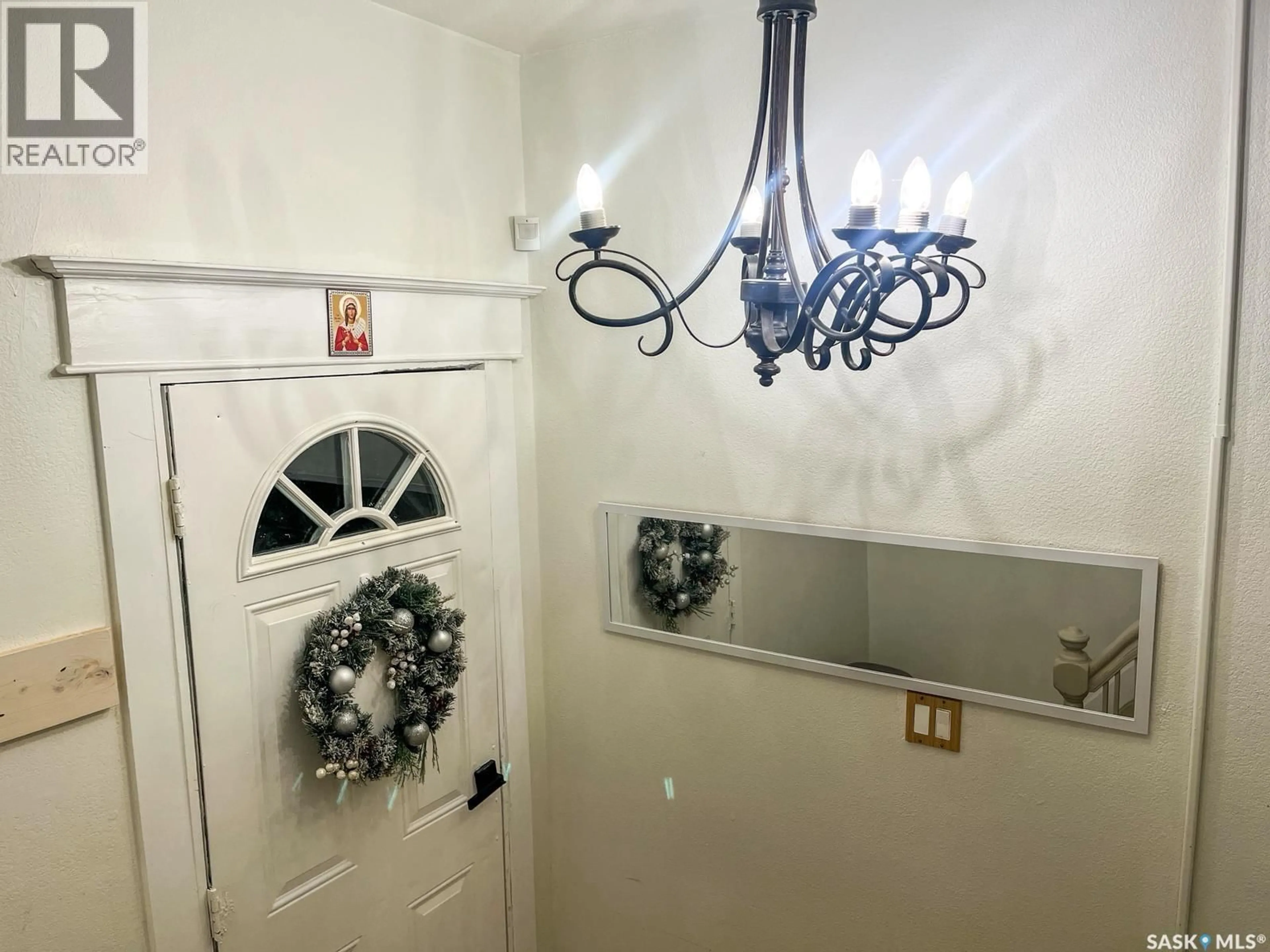 Indoor entryway for 1124 VICTORIA AVENUE, Regina Saskatchewan S4P0N7