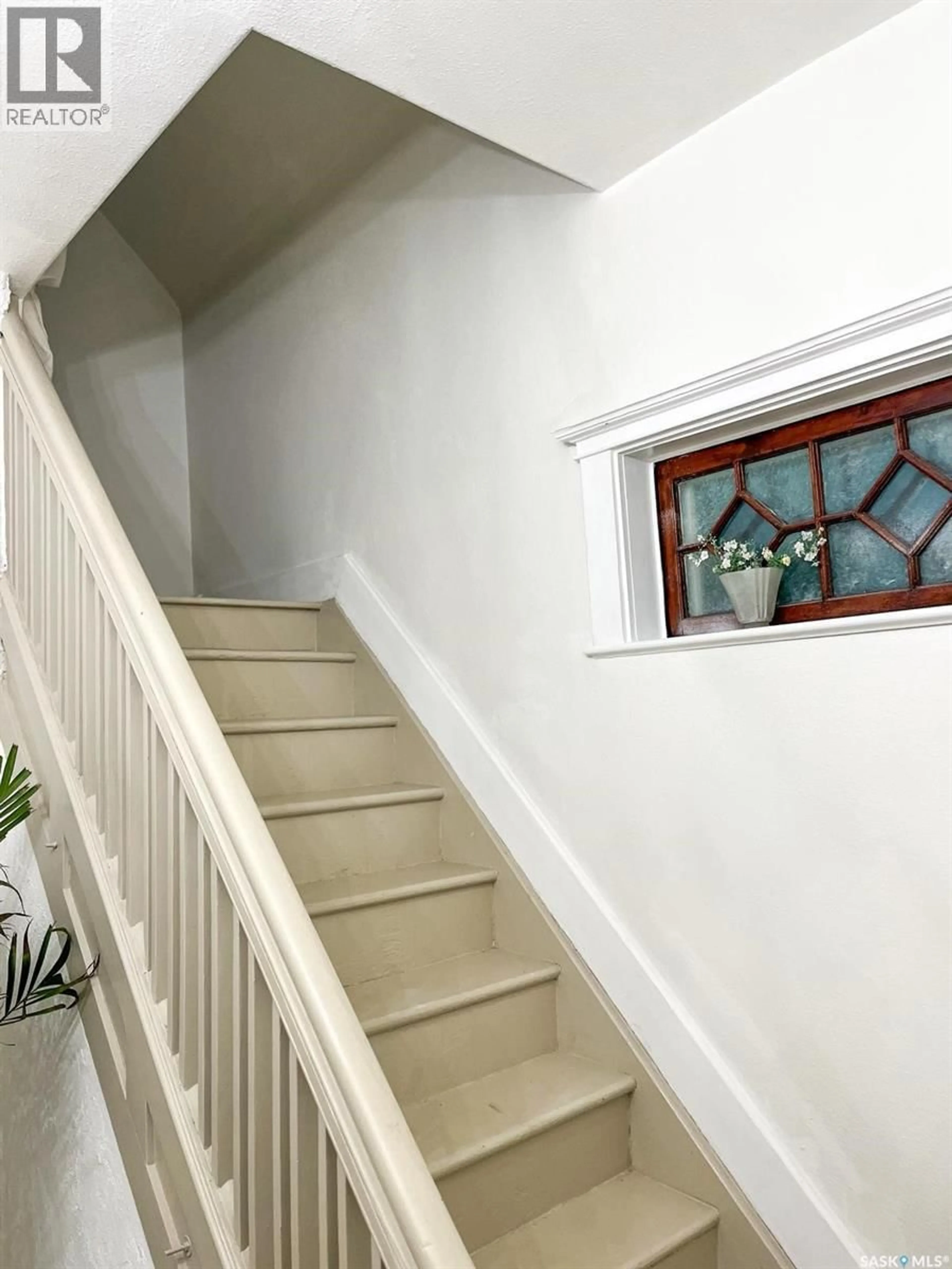Stairs for 1124 VICTORIA AVENUE, Regina Saskatchewan S4P0N7