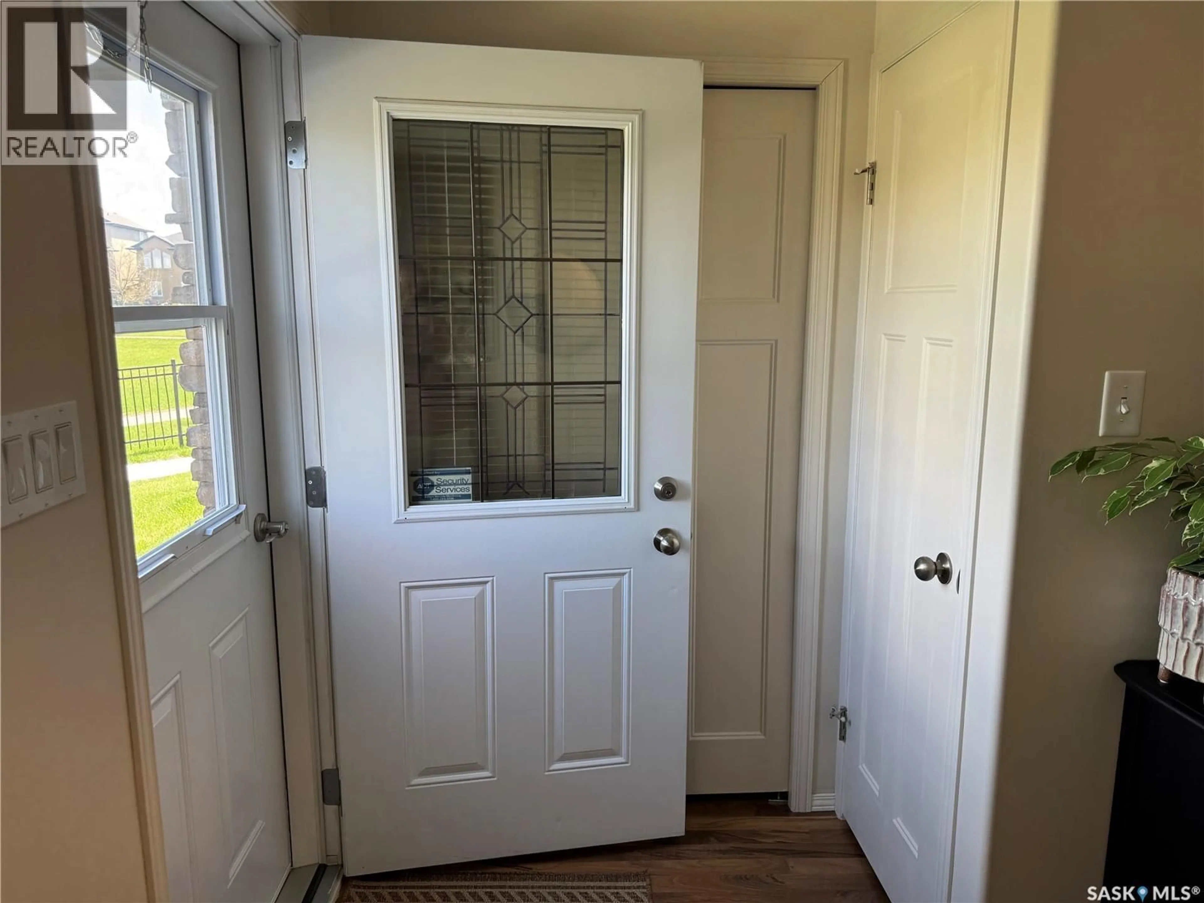 Indoor entryway for 409 - 1022 HAMPTON CIRCLE, Saskatoon Saskatchewan S7R0K3