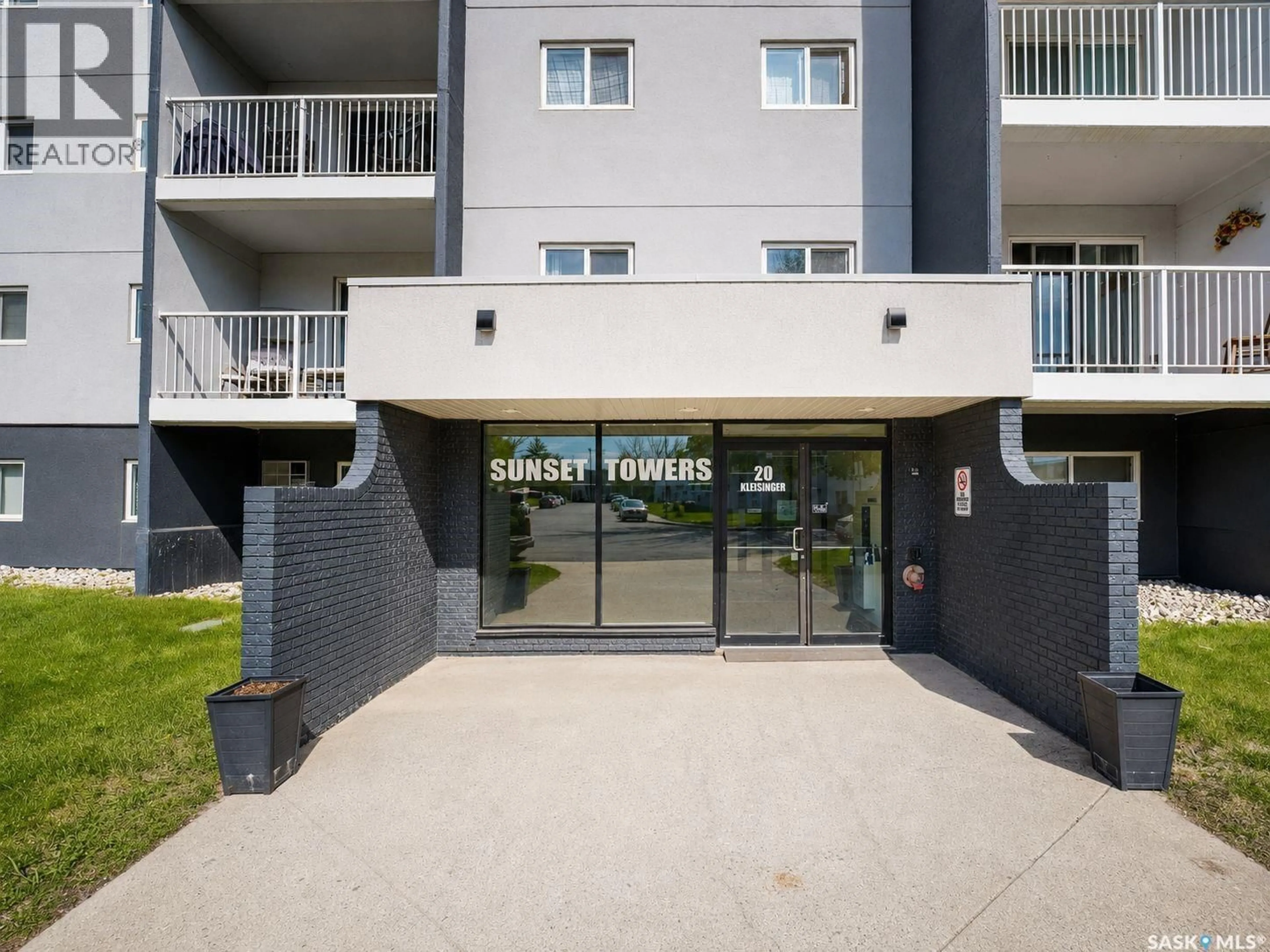Indoor foyer for 106 KLEISINGER CRESCENT, Regina Saskatchewan S4R7M3