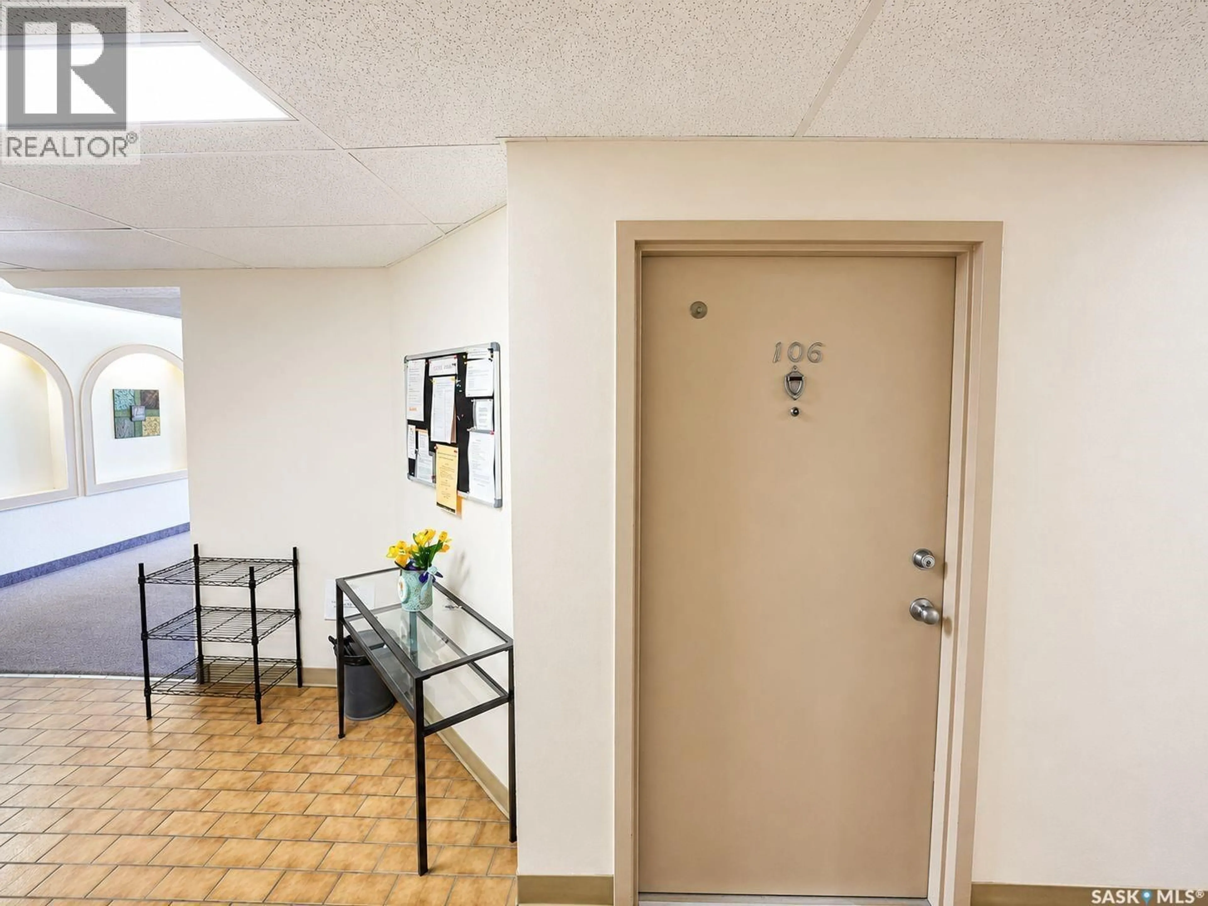 Indoor foyer for 106 KLEISINGER CRESCENT, Regina Saskatchewan S4R7M3