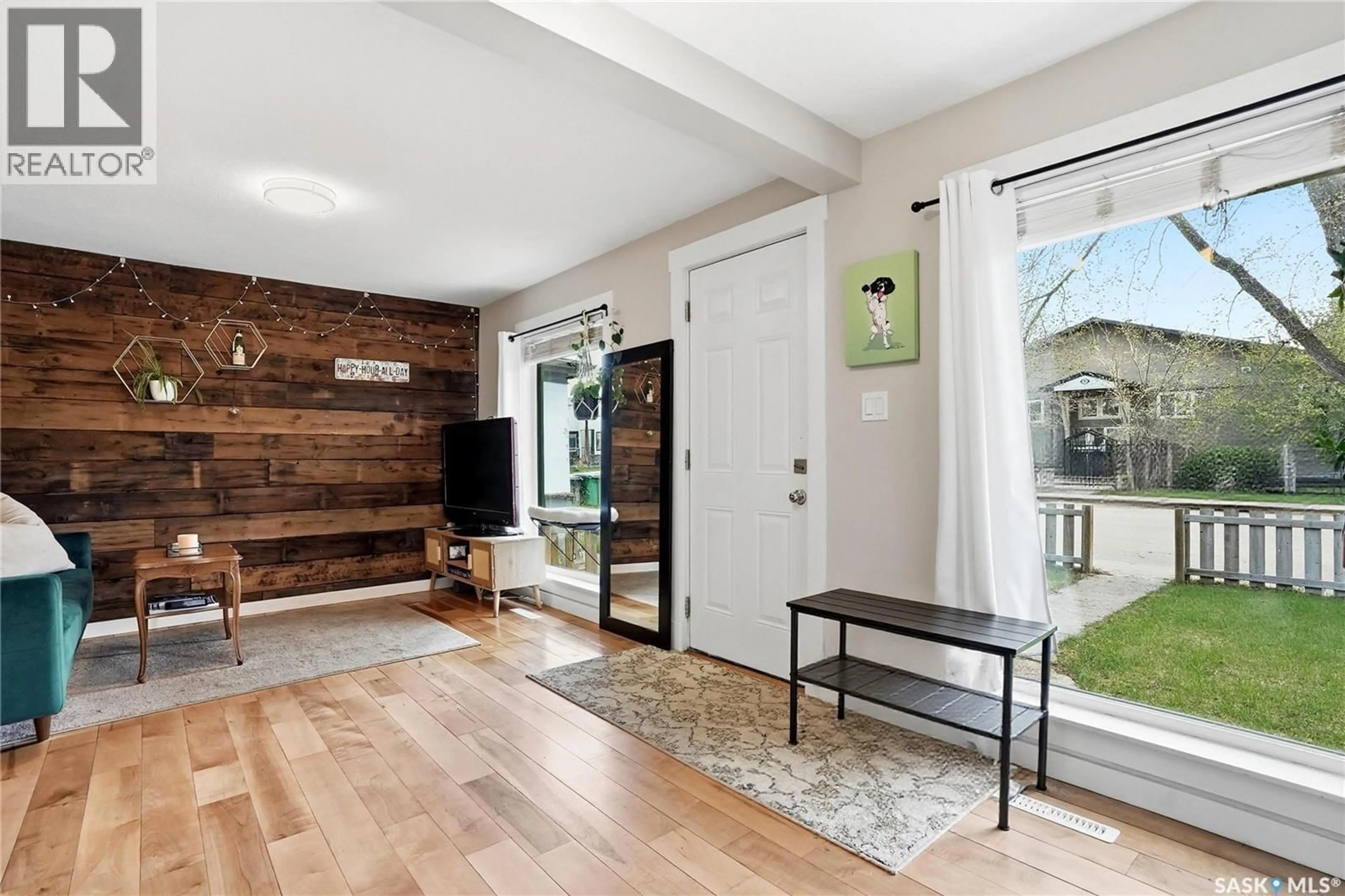 Indoor entryway for 505 F AVENUE, Saskatoon Saskatchewan S7M1T6
