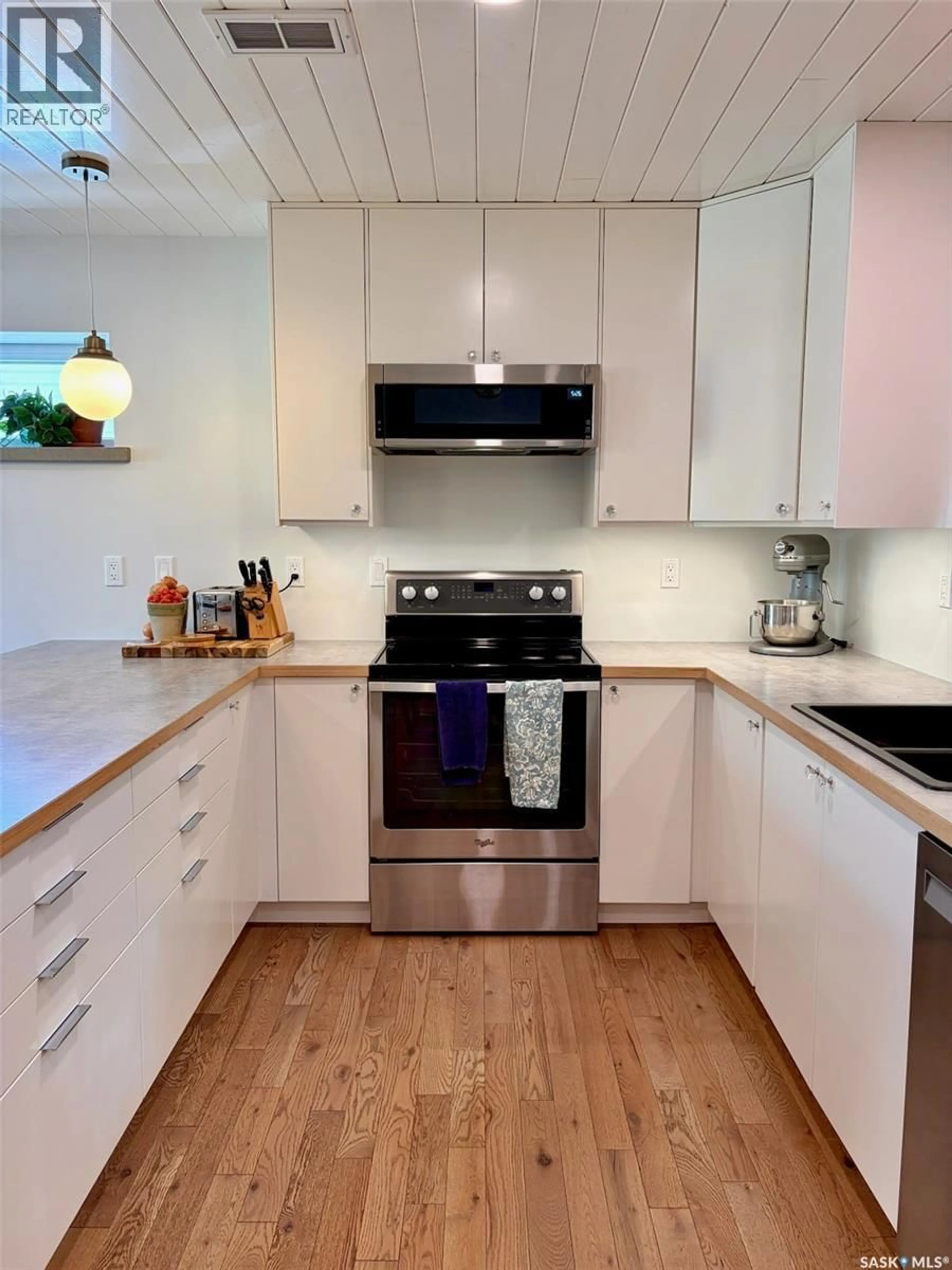 Open concept kitchen, wood/laminate floor for 607 K AVENUE, Saskatoon Saskatchewan S7M2E4