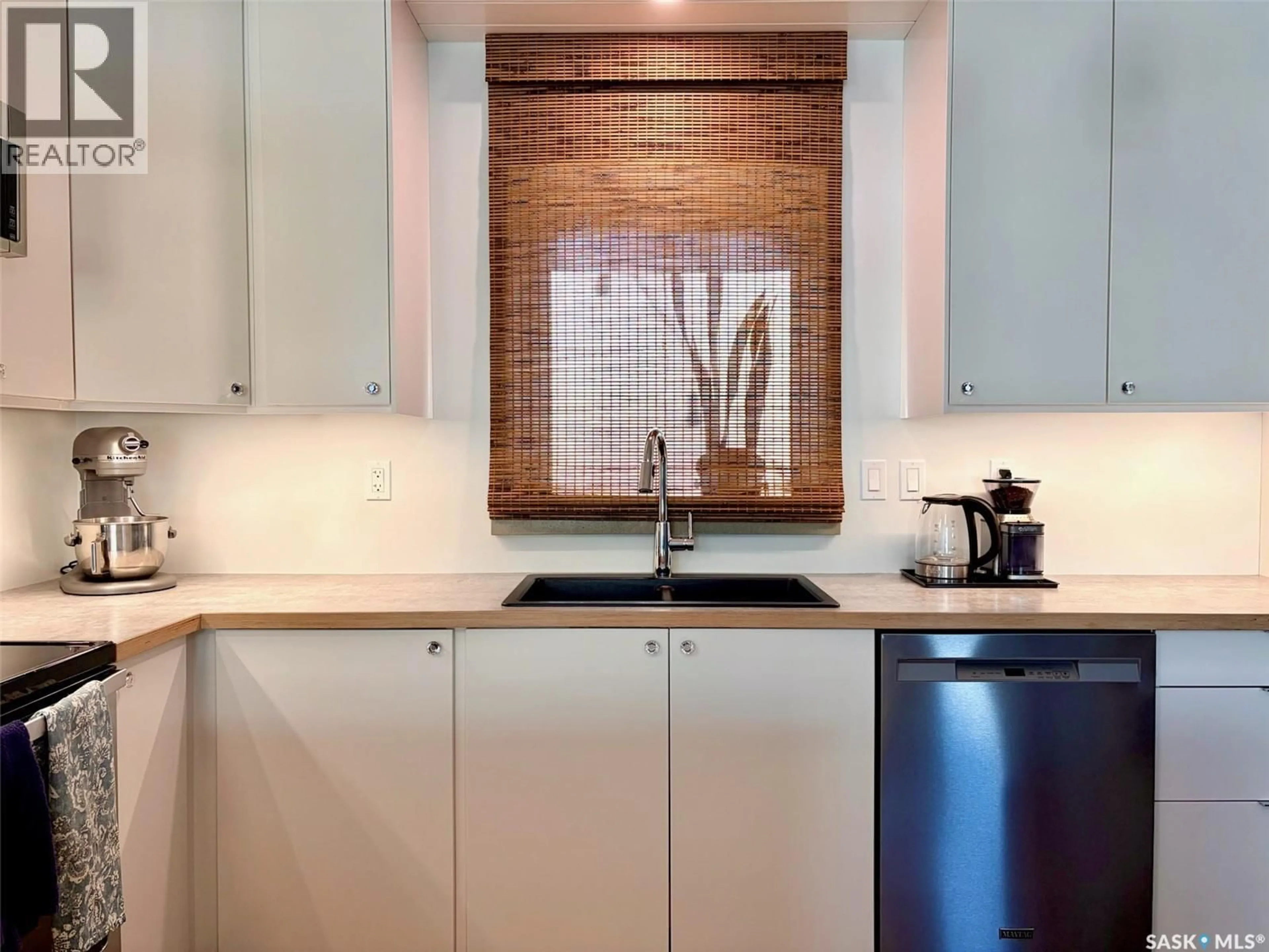 Contemporary kitchen, unknown for 607 K AVENUE, Saskatoon Saskatchewan S7M2E4