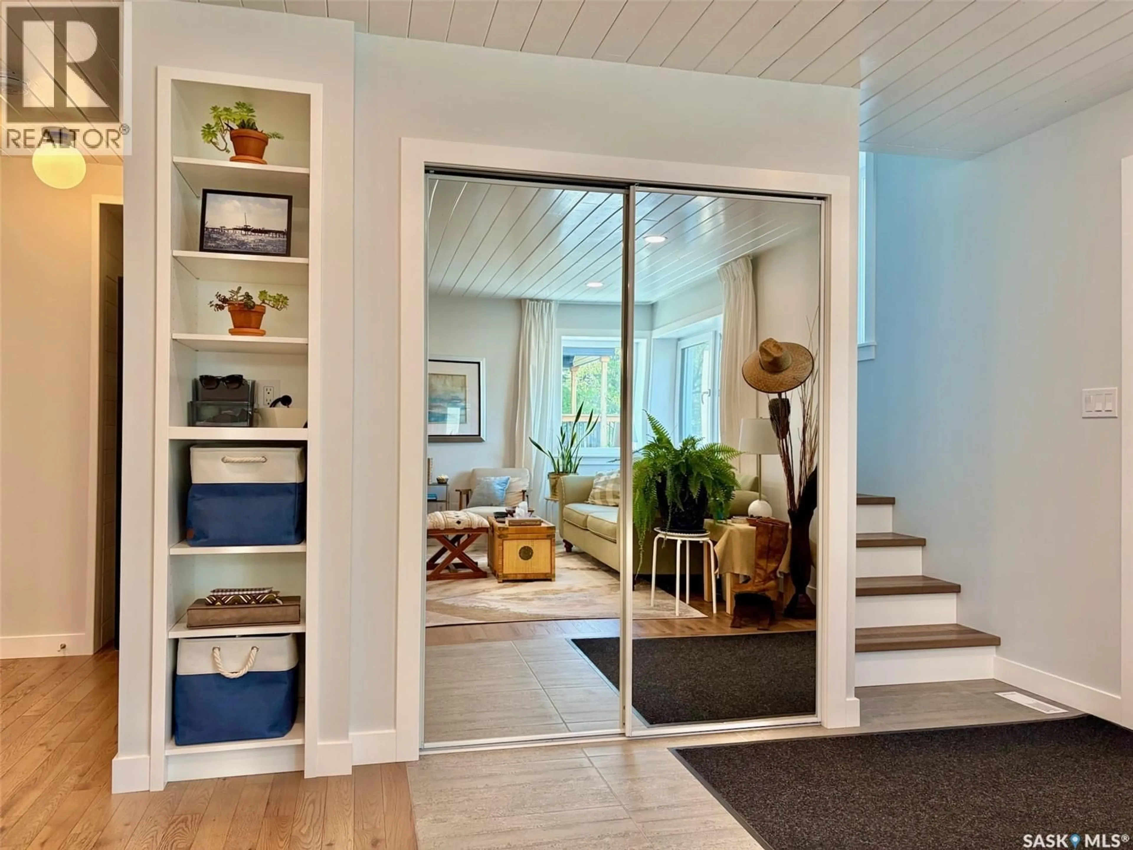 Indoor entryway for 607 K AVENUE, Saskatoon Saskatchewan S7M2E4