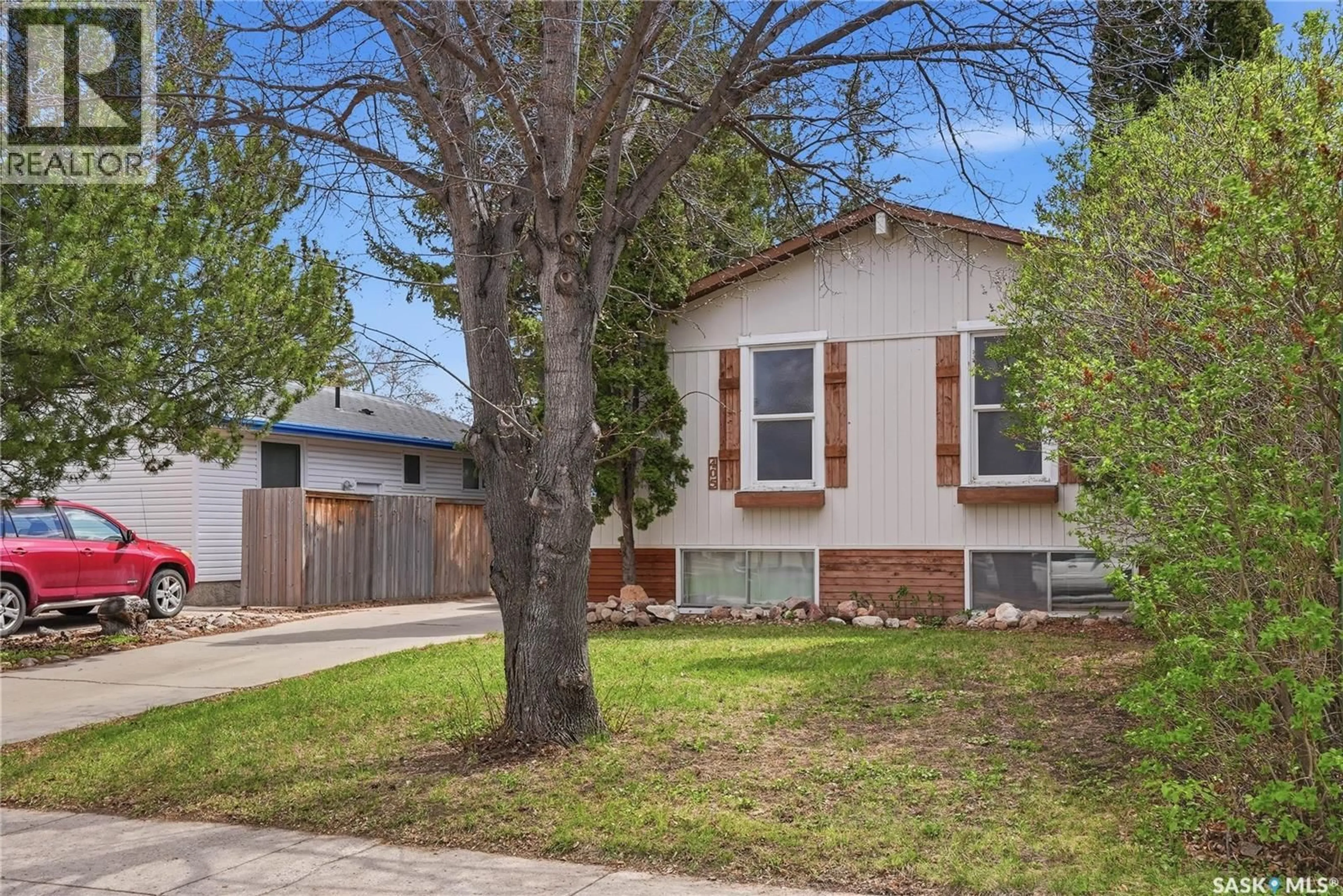 Home with vinyl exterior material, street for 405 ST LAURENT CRESCENT, Saskatoon Saskatchewan S7L4X3