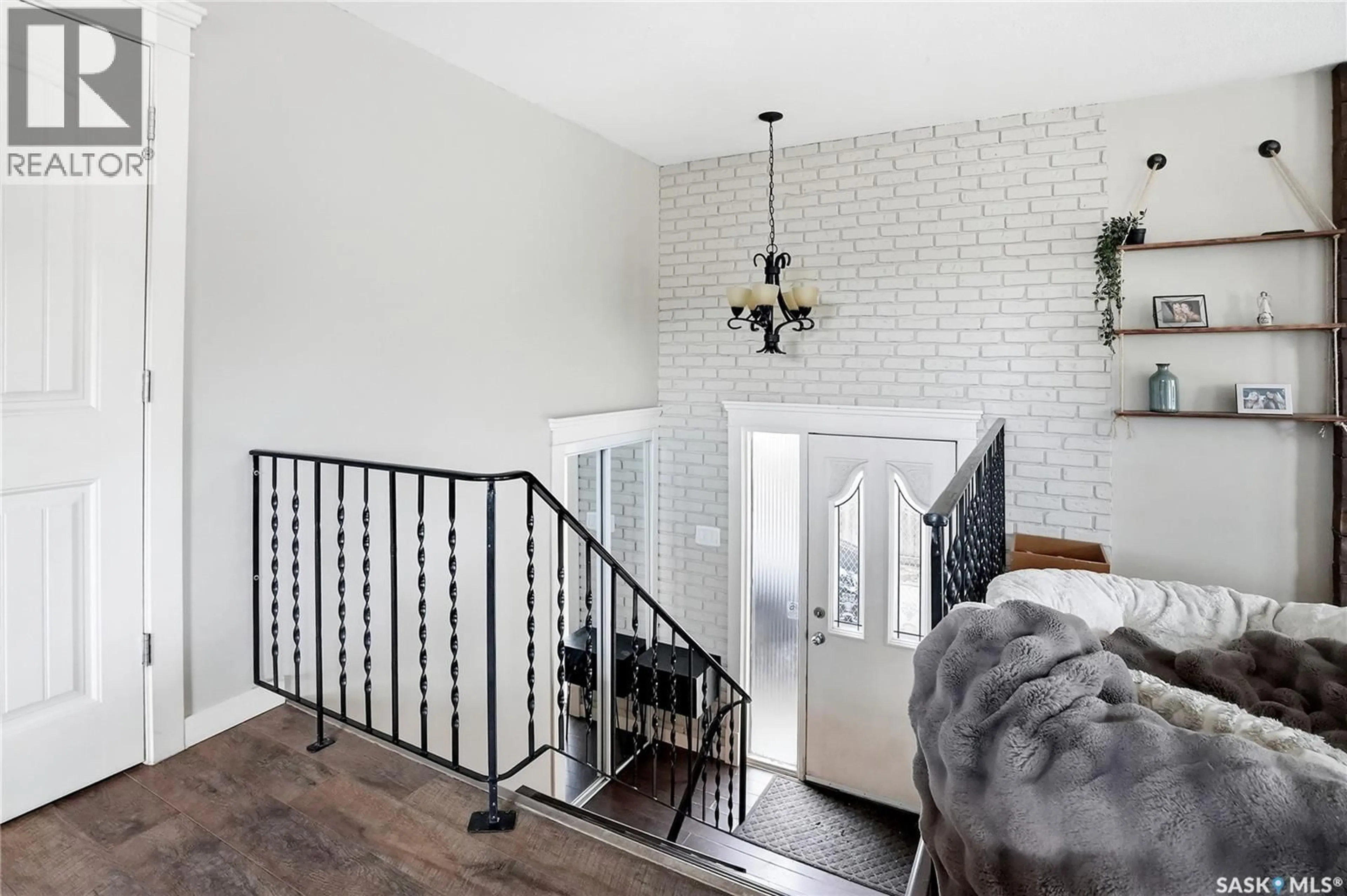 Indoor entryway for 405 ST LAURENT CRESCENT, Saskatoon Saskatchewan S7L4X3