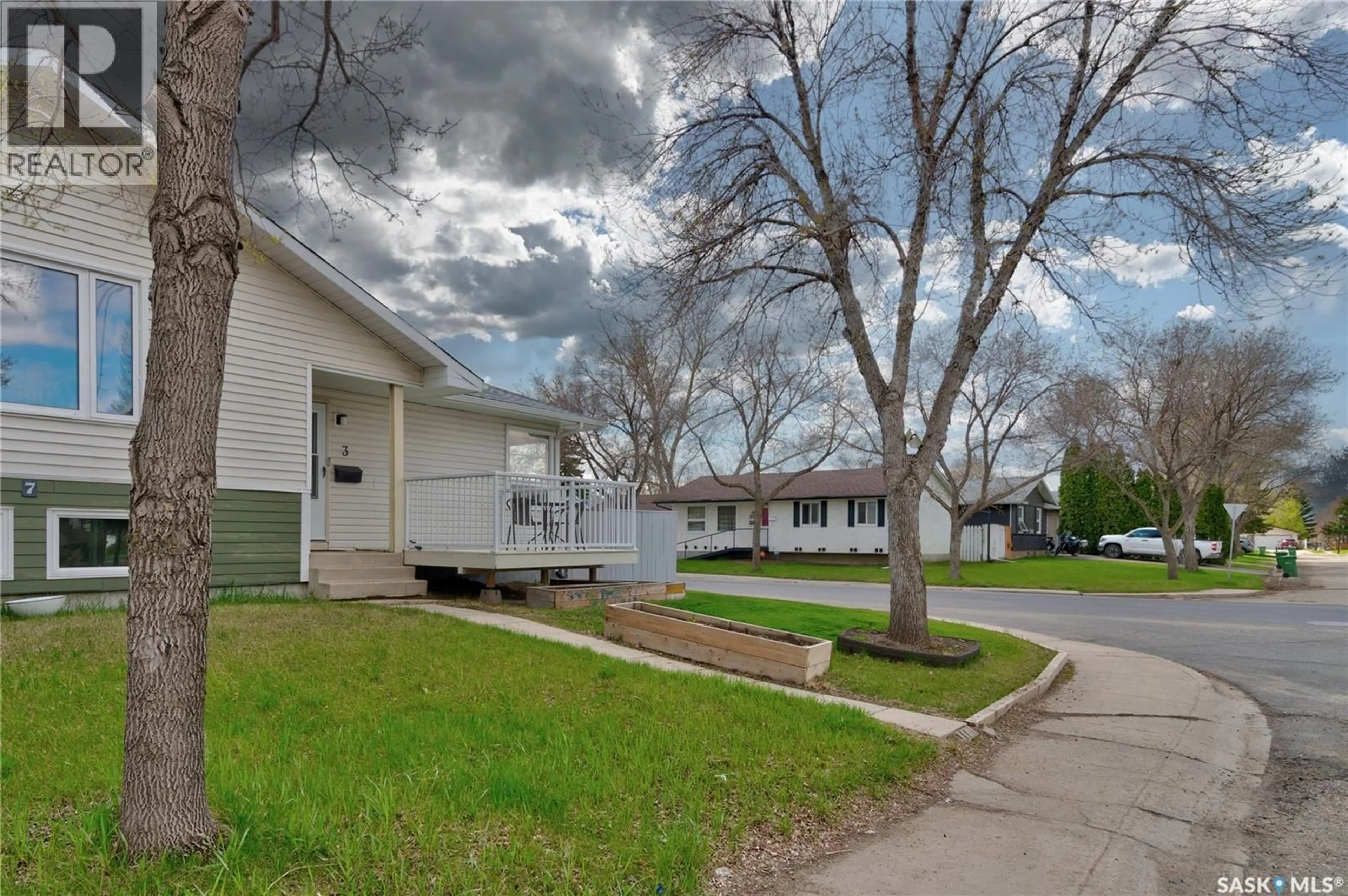 A pic from outside/outdoor area/front of a property/back of a property/a pic from drone, street for 3 HUNT CRESCENT, Regina Saskatchewan S4N5K7
