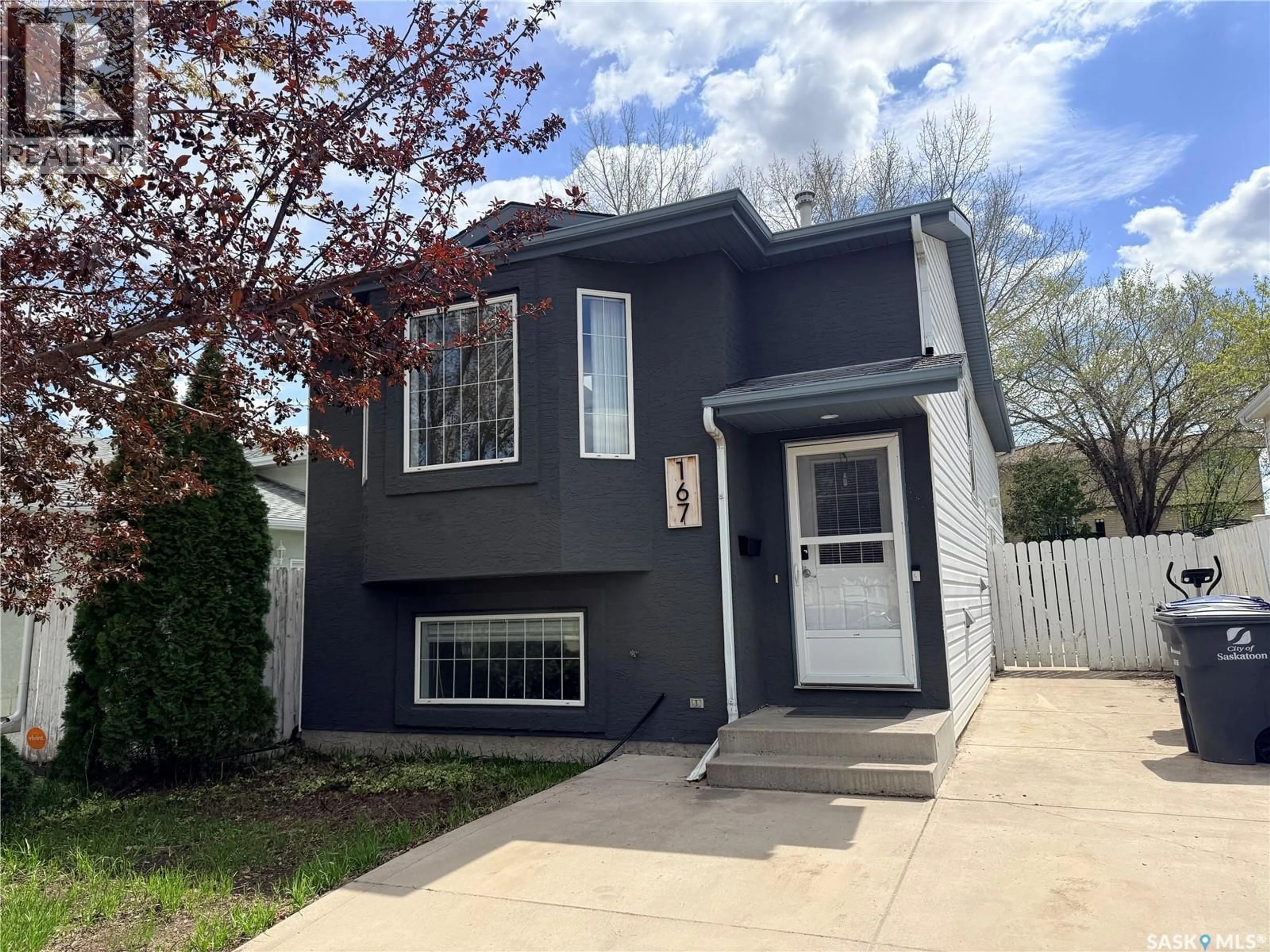Home with vinyl exterior material, street for 167 WEDGE ROAD, Saskatoon Saskatchewan S7L6P9