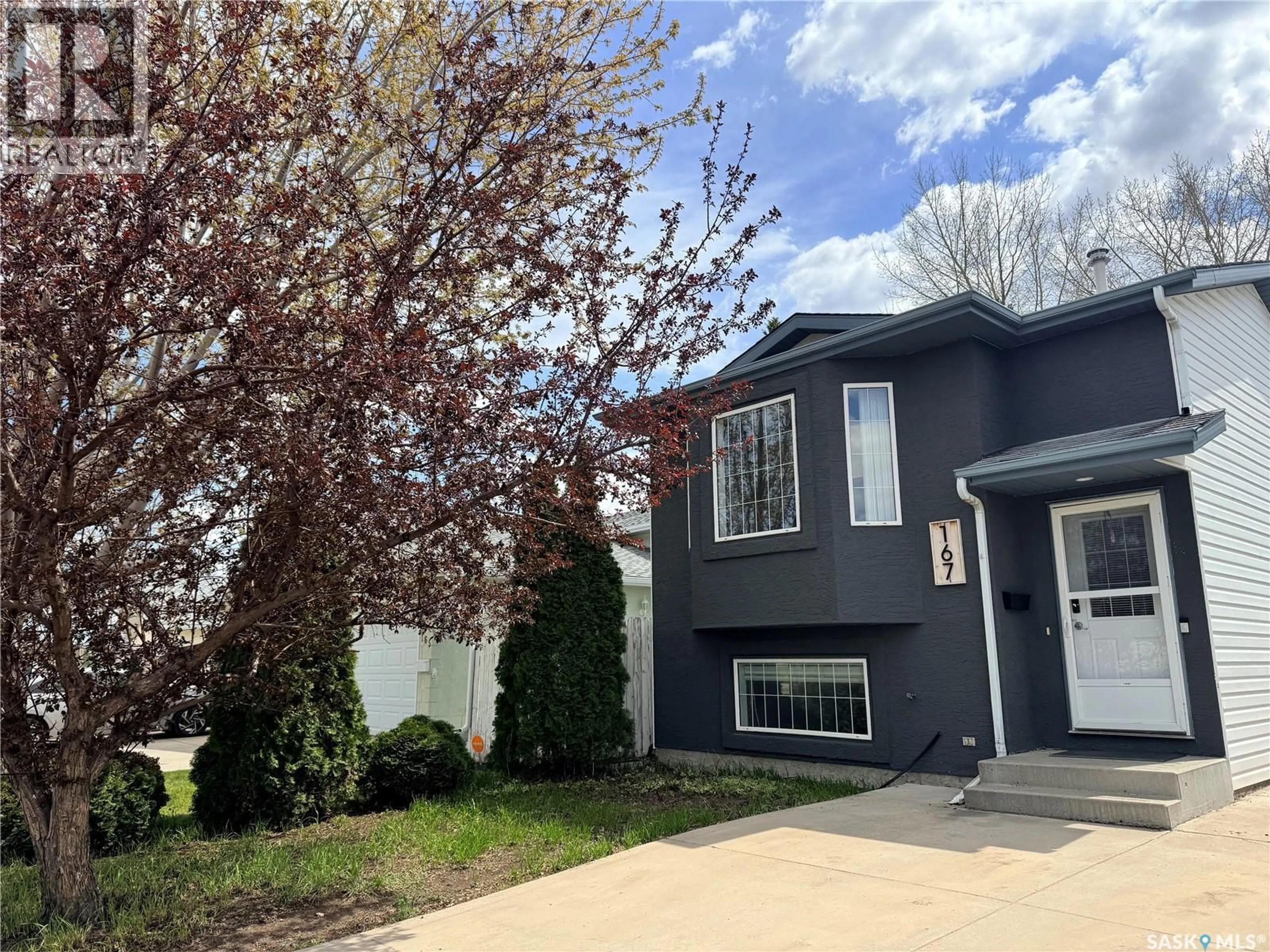 Home with vinyl exterior material, street for 167 WEDGE ROAD, Saskatoon Saskatchewan S7L6P9