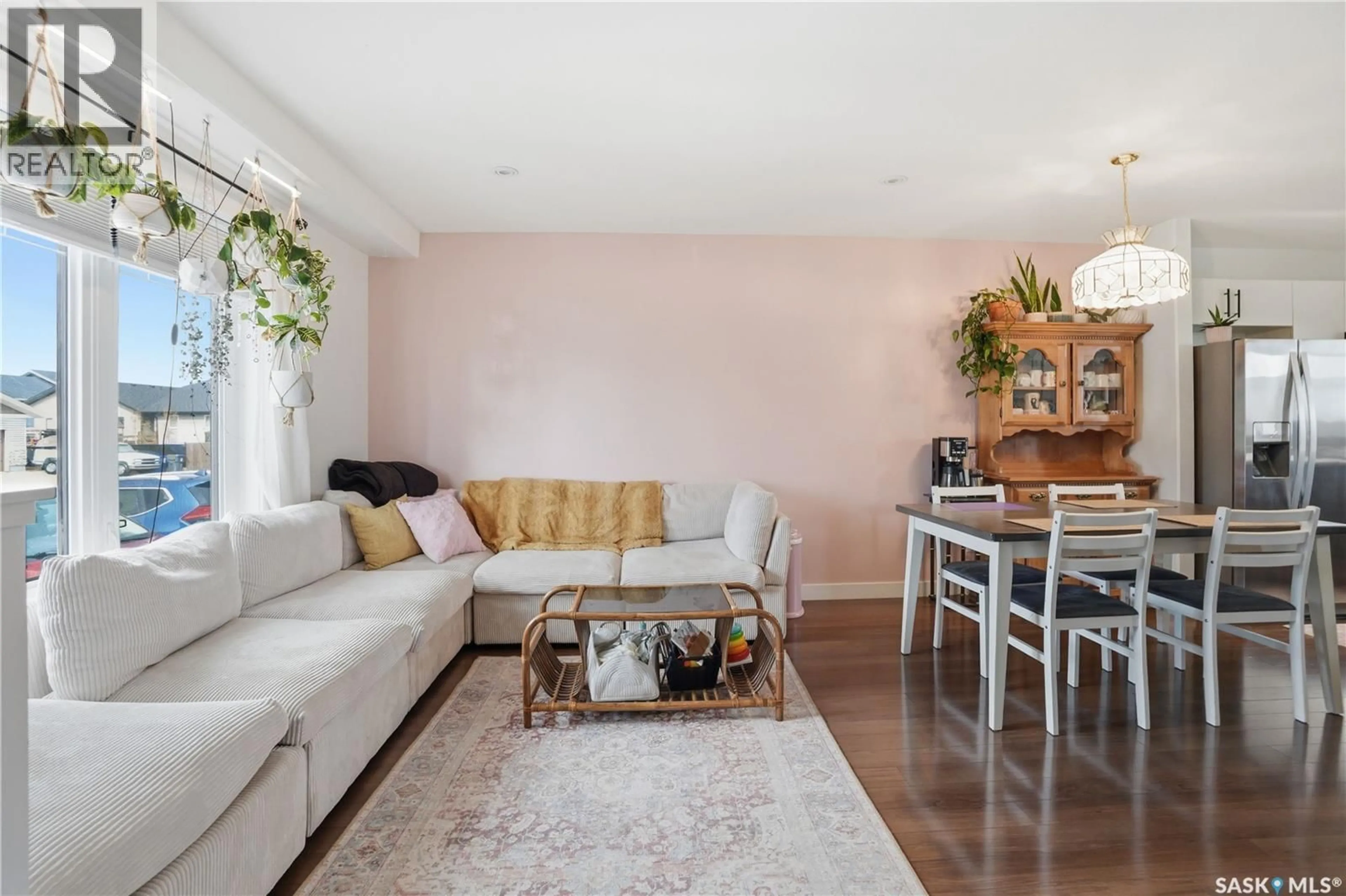 Living room with furniture, unknown for 266 PARKVIEW COVE, Osler Saskatchewan S0K3A0