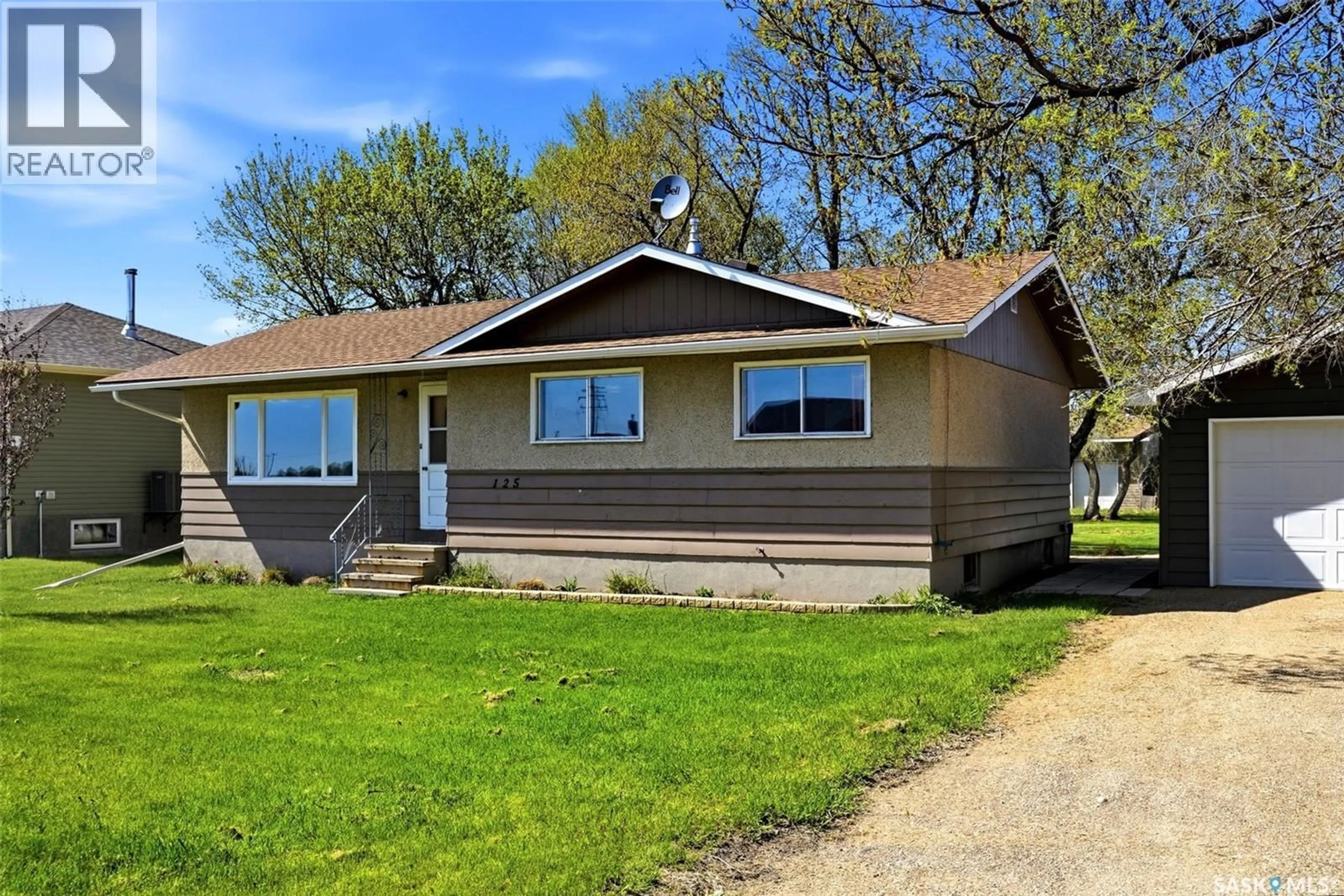 Home with vinyl exterior material, street for 125 BROWNLEE AVENUE, Mclean Saskatchewan S0G3E0