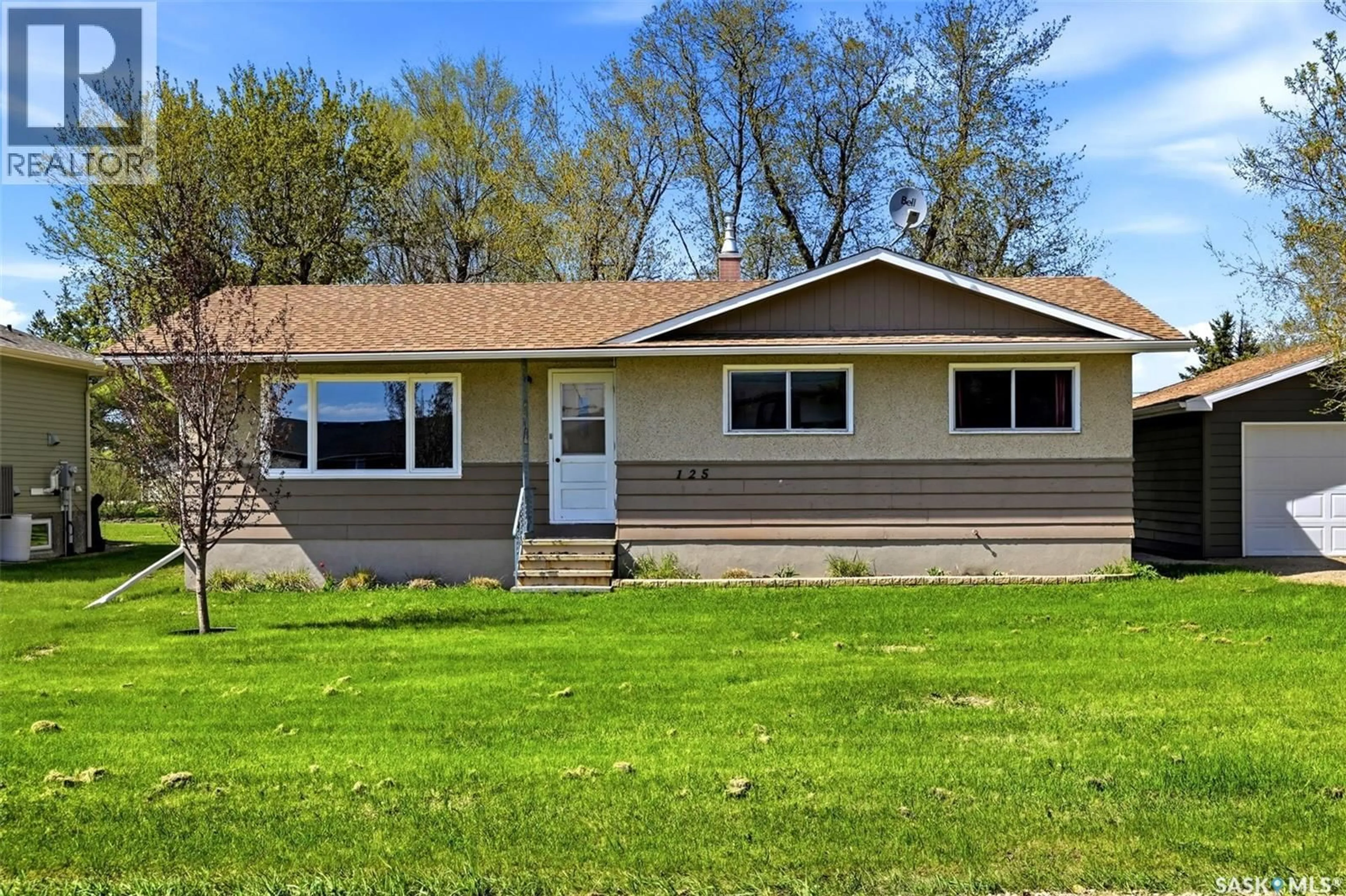 Home with vinyl exterior material, water/lake/river/ocean view for 125 BROWNLEE AVENUE, Mclean Saskatchewan S0G3E0