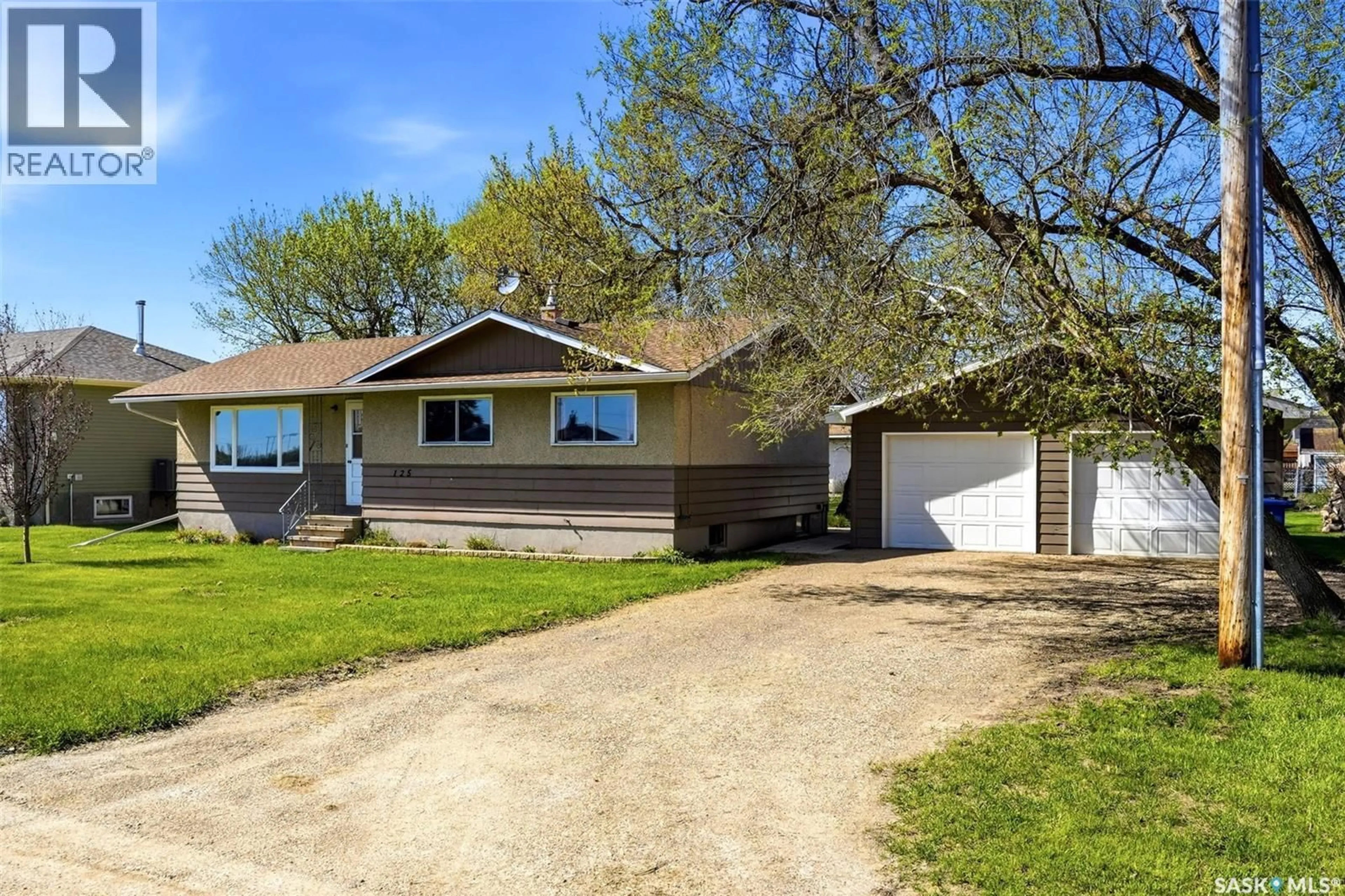 Home with vinyl exterior material, street for 125 BROWNLEE AVENUE, Mclean Saskatchewan S0G3E0