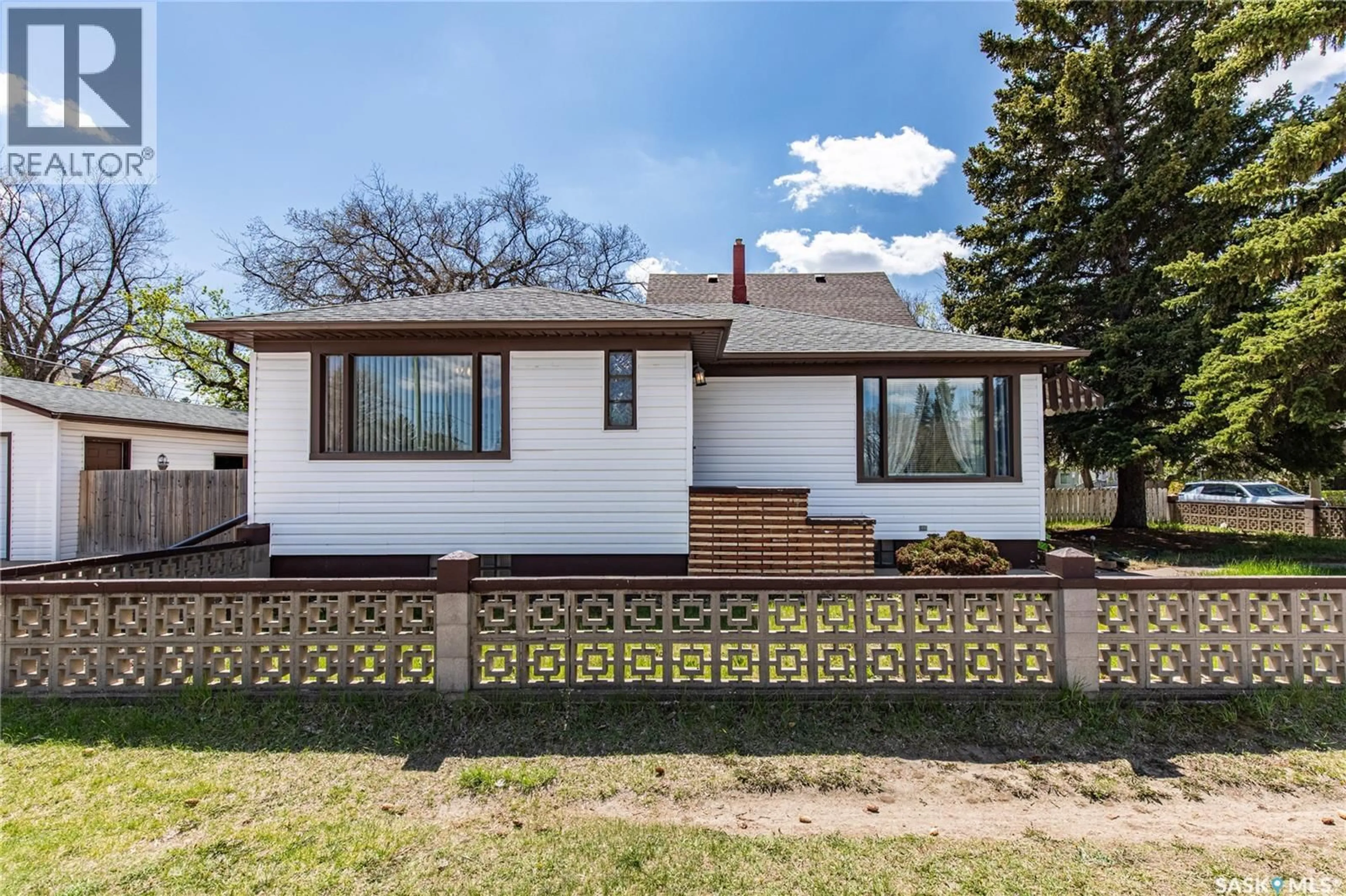 Home with vinyl exterior material, street for 1171 HENLEAZE AVENUE, Moose Jaw Saskatchewan S6H3V8