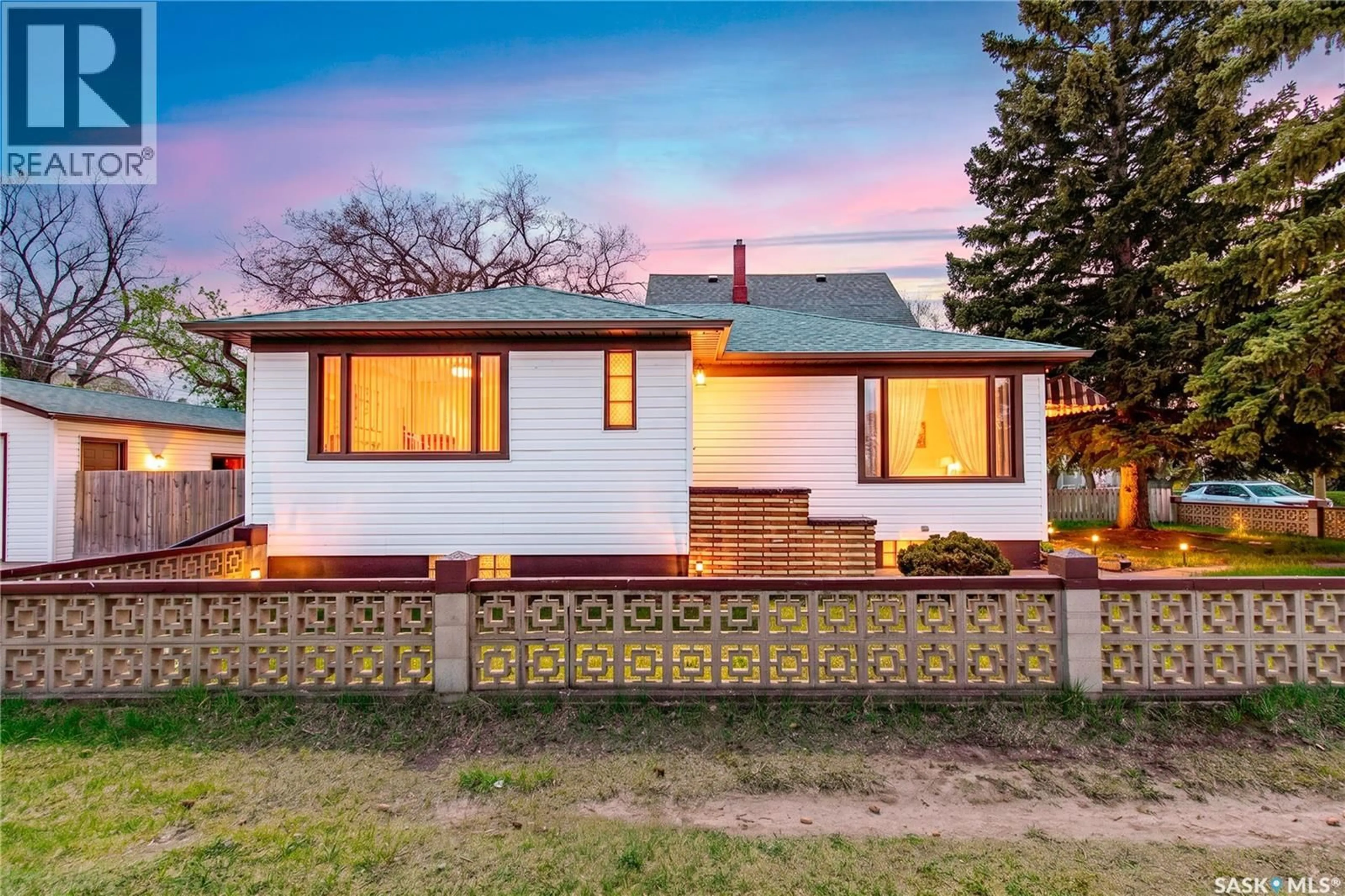 Home with vinyl exterior material, street for 1171 HENLEAZE AVENUE, Moose Jaw Saskatchewan S6H3V8
