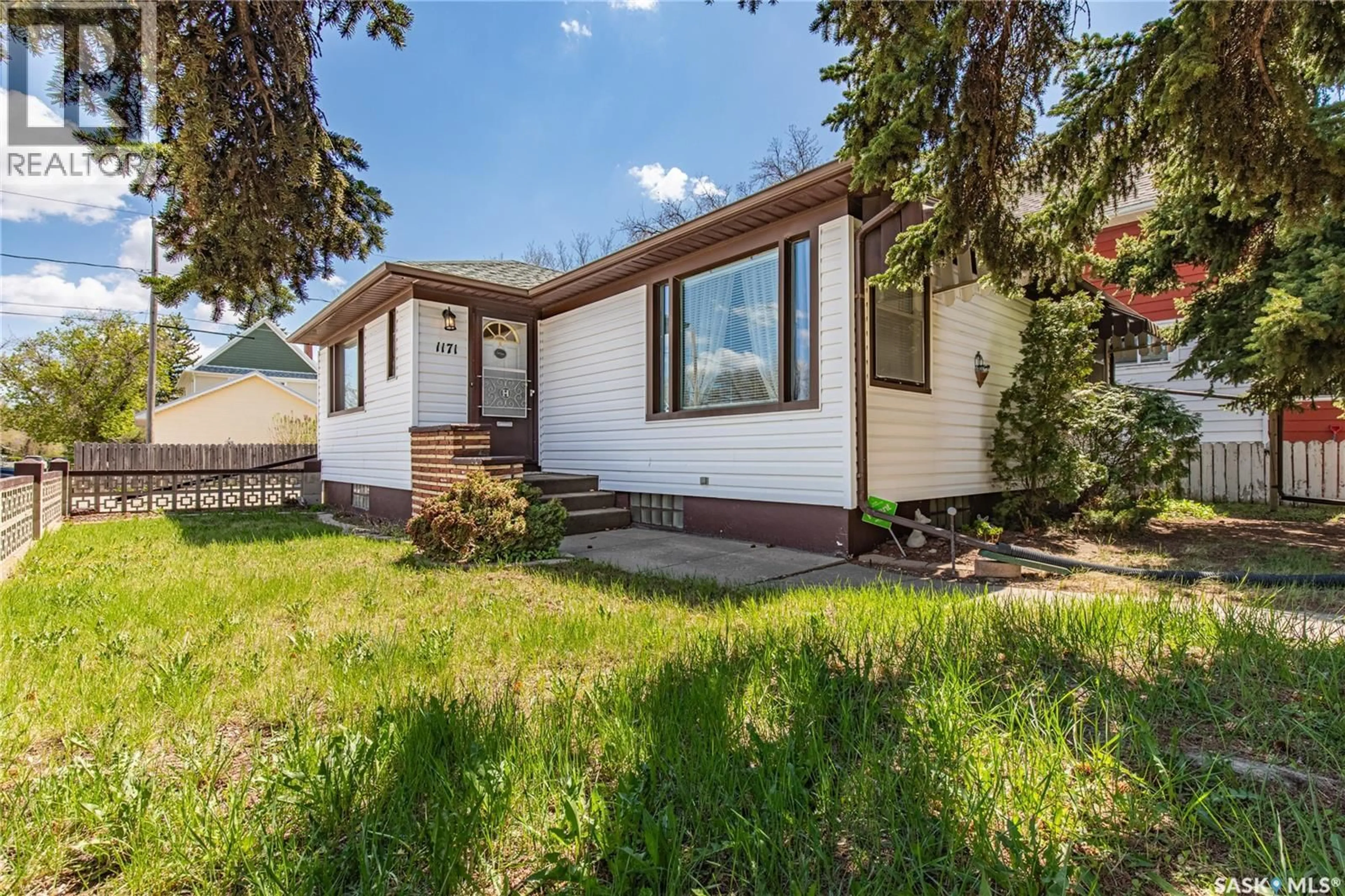 Home with vinyl exterior material, street for 1171 HENLEAZE AVENUE, Moose Jaw Saskatchewan S6H3V8