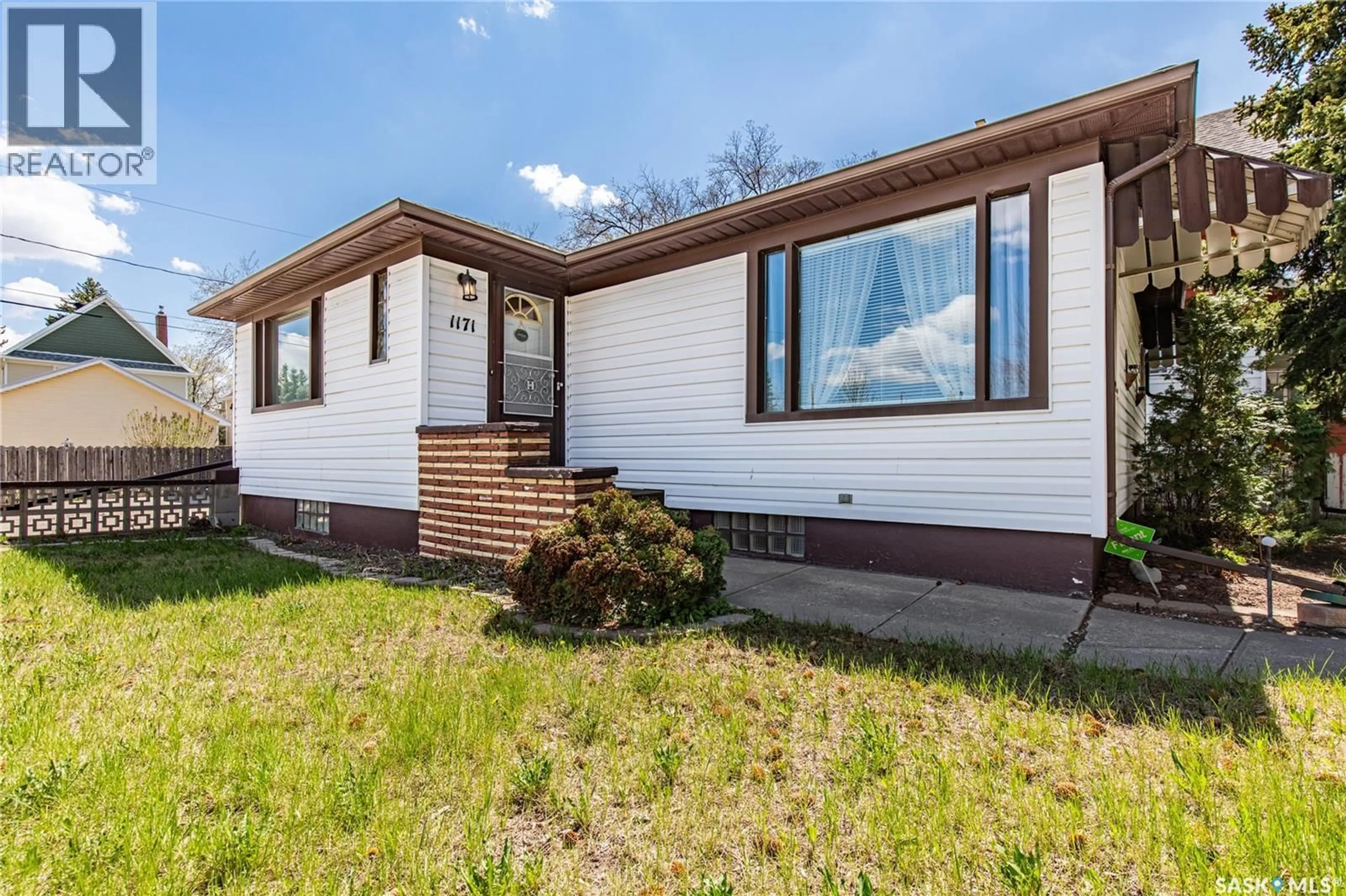 Home with vinyl exterior material, street for 1171 HENLEAZE AVENUE, Moose Jaw Saskatchewan S6H3V8