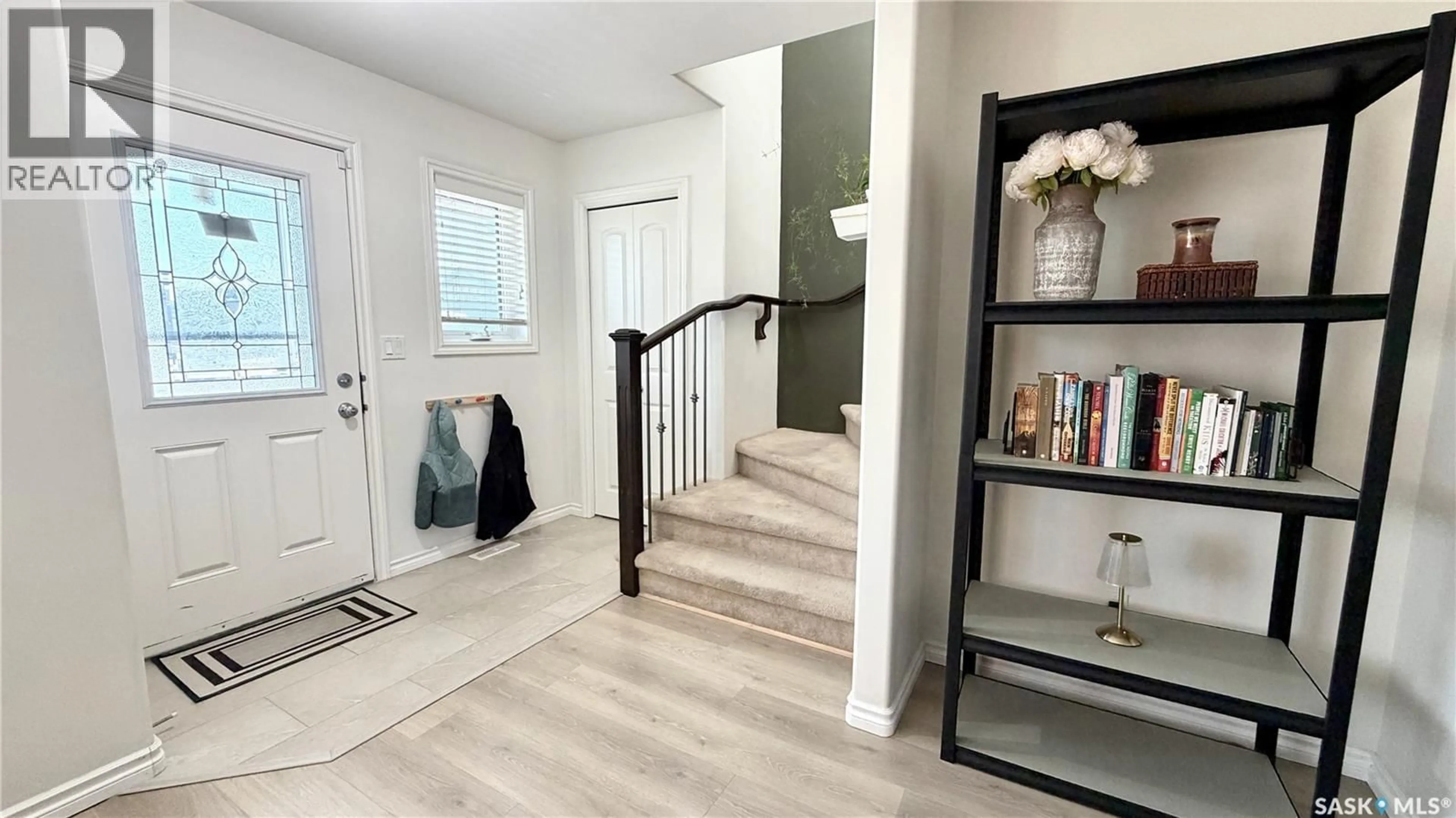 Indoor entryway for 230 VELTKAMP LANE, Saskatoon Saskatchewan S7T0S1