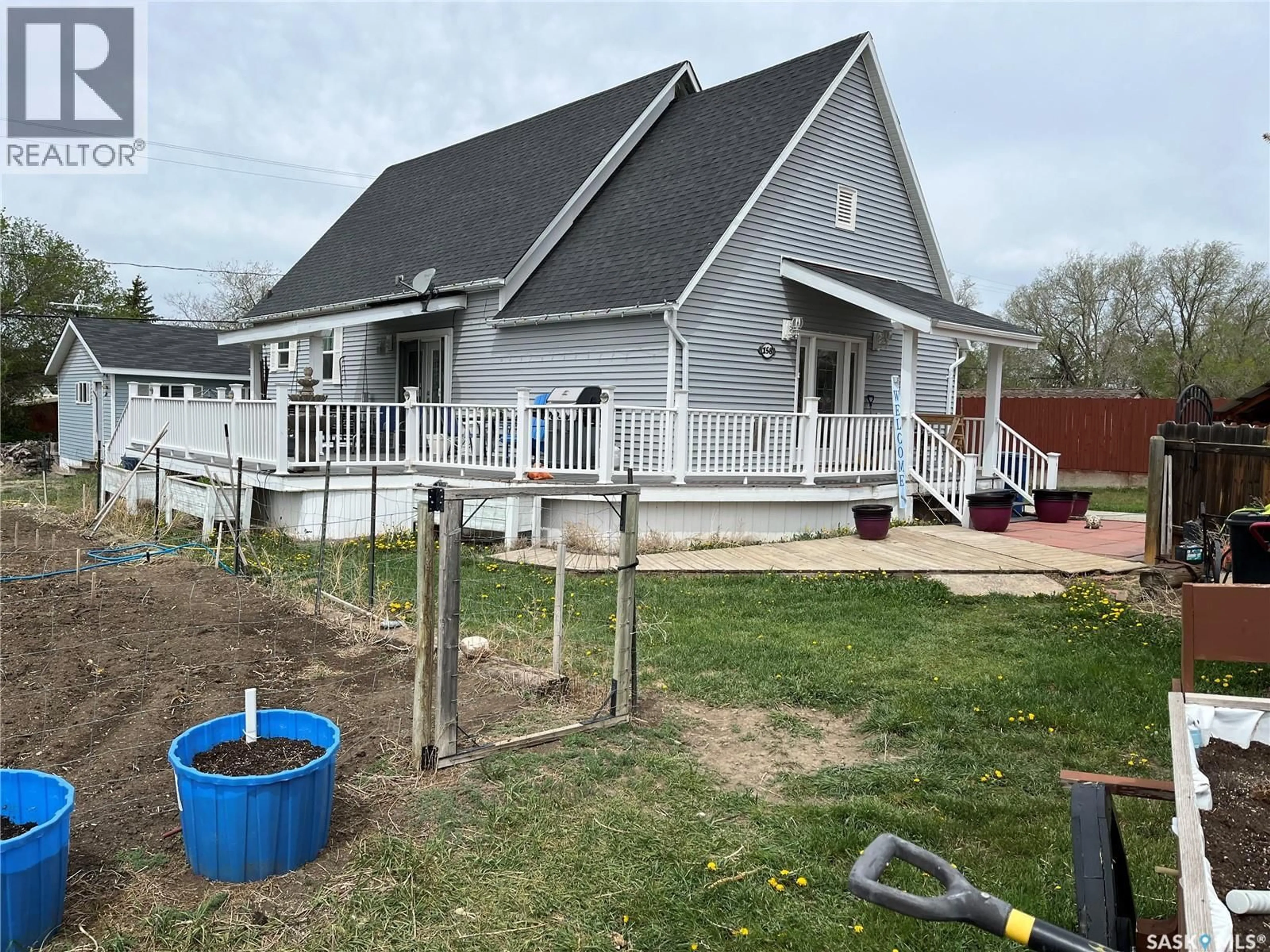 A pic from outside/outdoor area/front of a property/back of a property/a pic from drone, building for 158 MUNICIPAL ROAD, Coronach Saskatchewan S0H0Z0