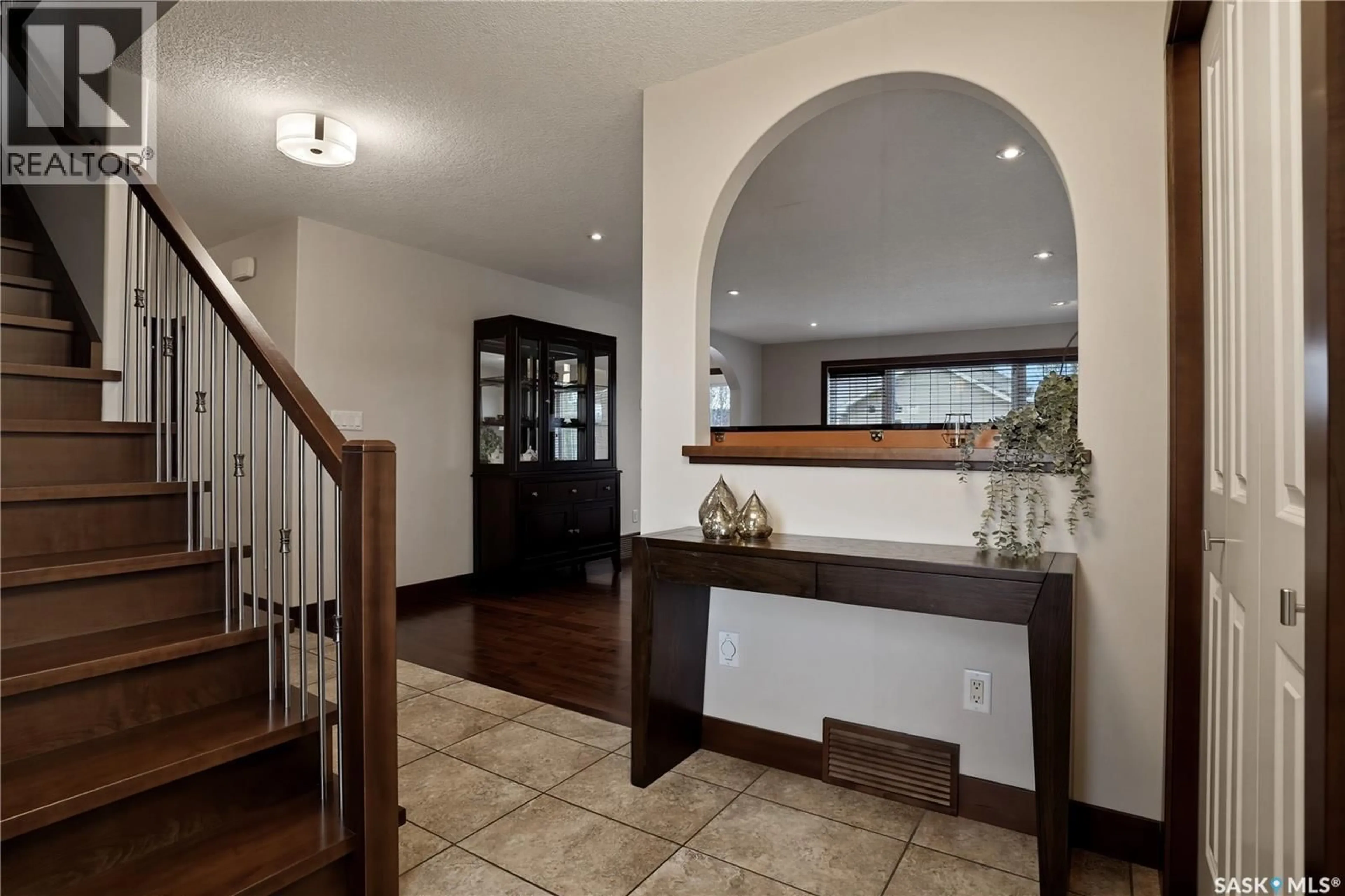 Indoor foyer for 8034 FAIRWAYS WEST DRIVE, Regina Saskatchewan S4Y0A5