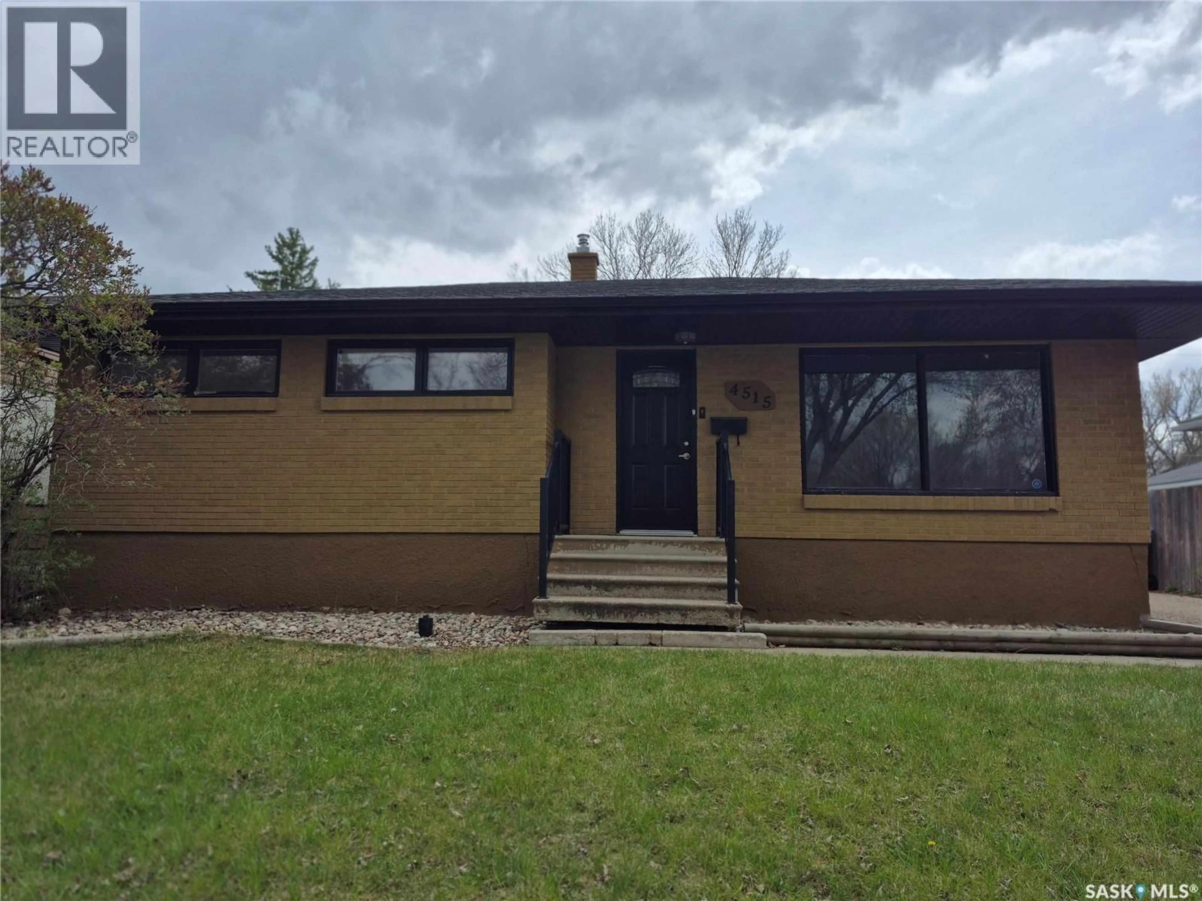 Home with vinyl exterior material, building for 4515 SHERWOOD DRIVE, Regina Saskatchewan S4R3B3