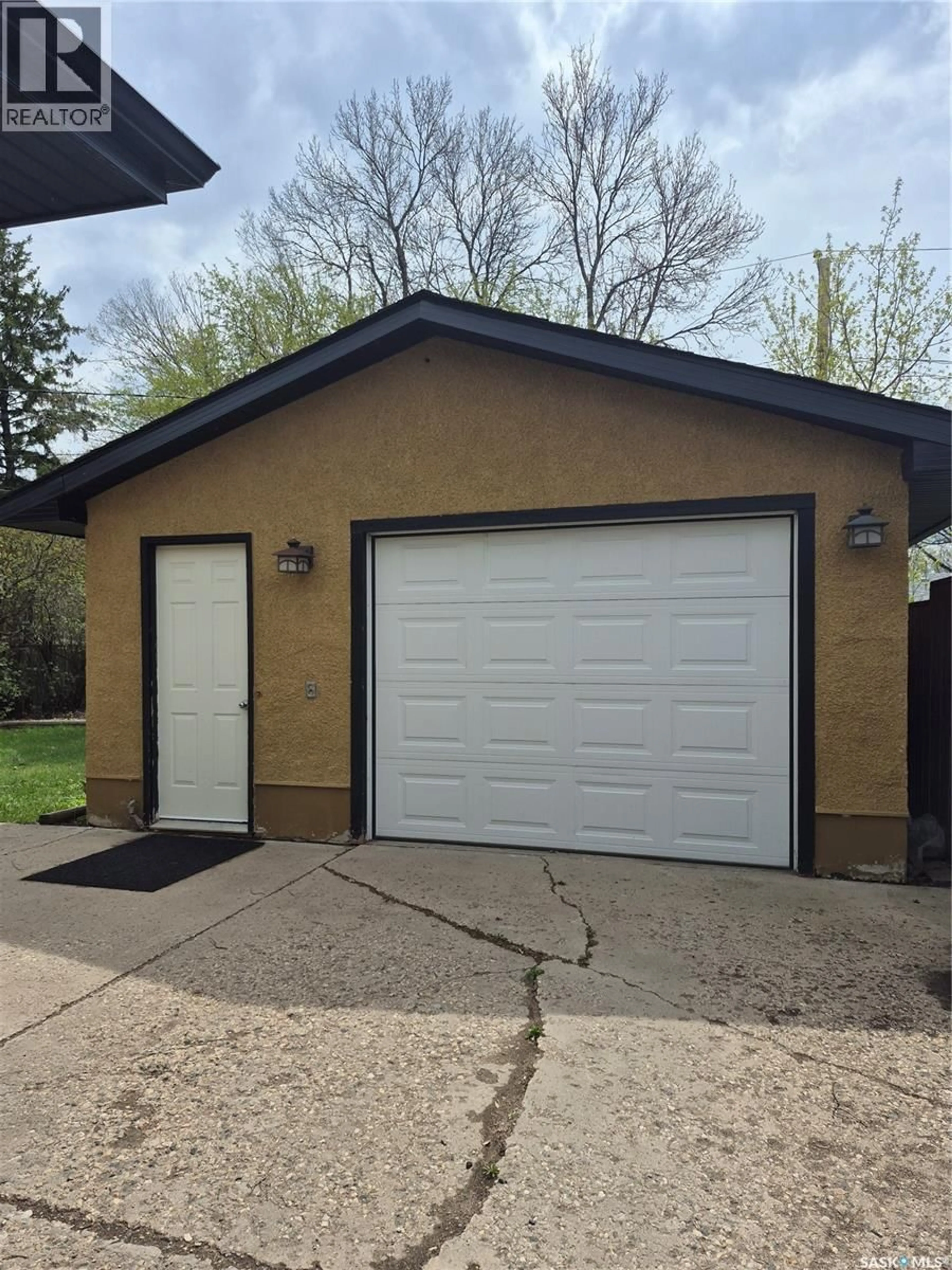 Indoor garage for 4515 SHERWOOD DRIVE, Regina Saskatchewan S4R3B3