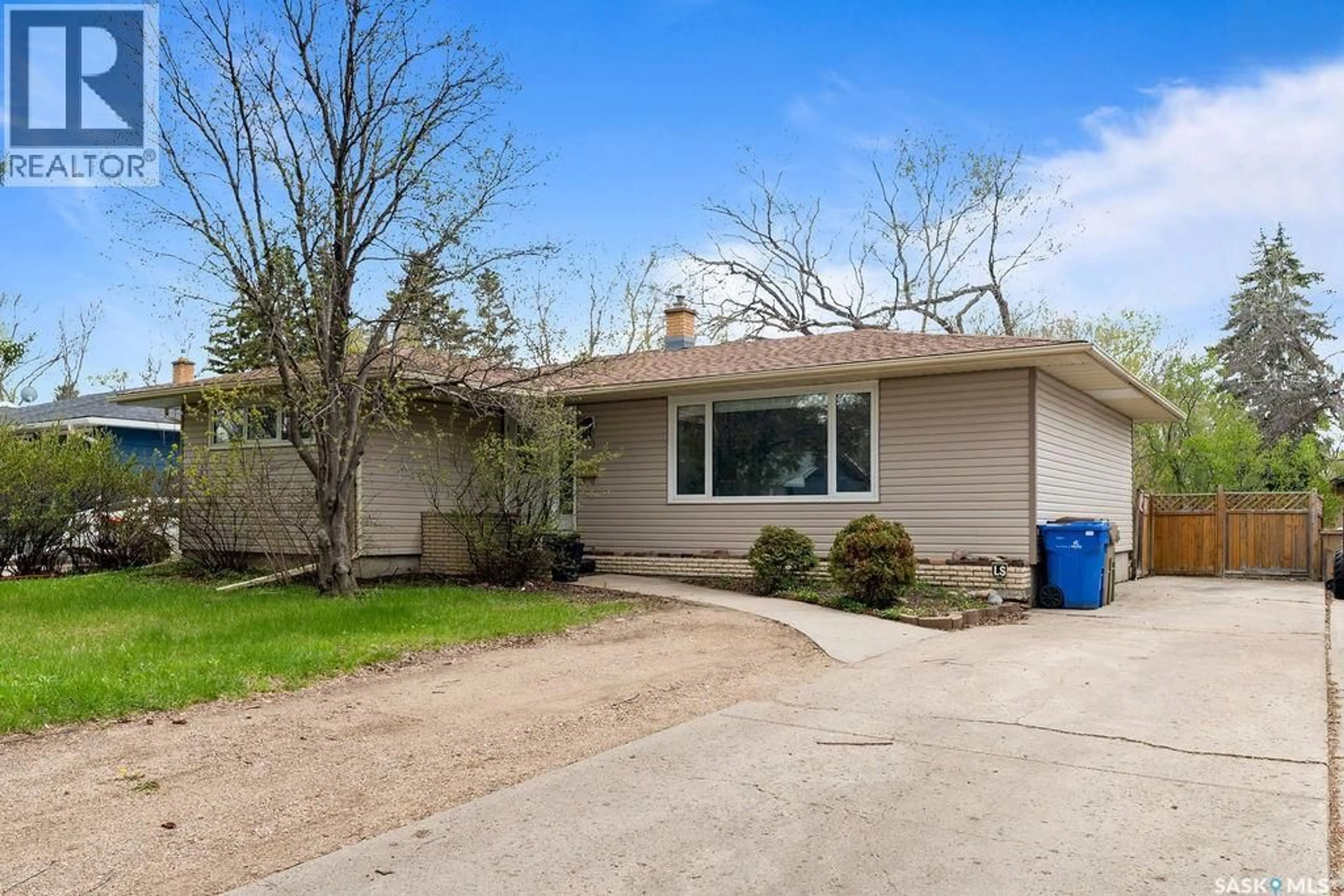 Home with vinyl exterior material, street for 72 CARDINAL CRESCENT, Regina Saskatchewan S4S4Y5