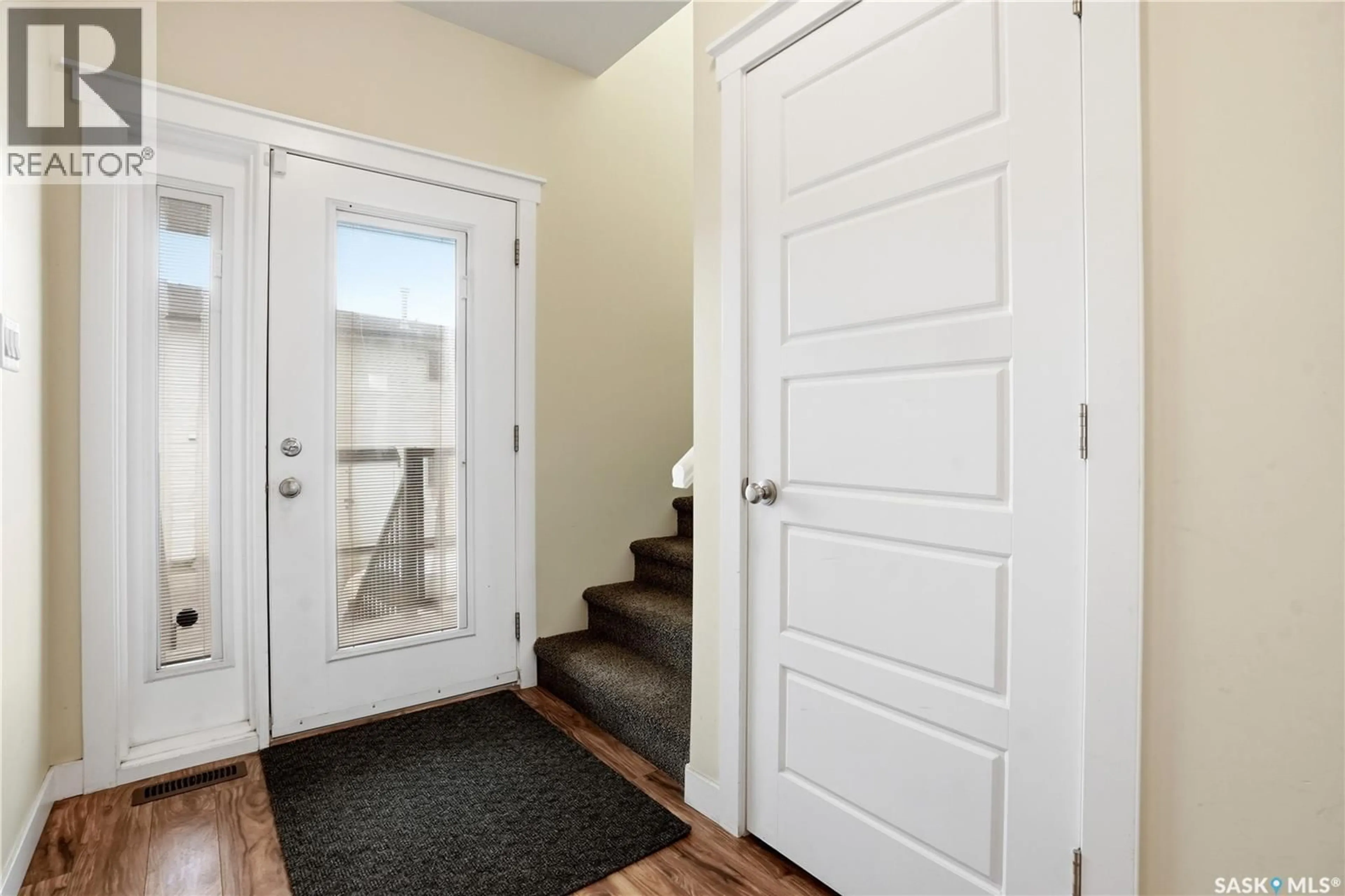 Indoor entryway for 4 - 3960 7TH AVENUE, Regina Saskatchewan S4N7L9