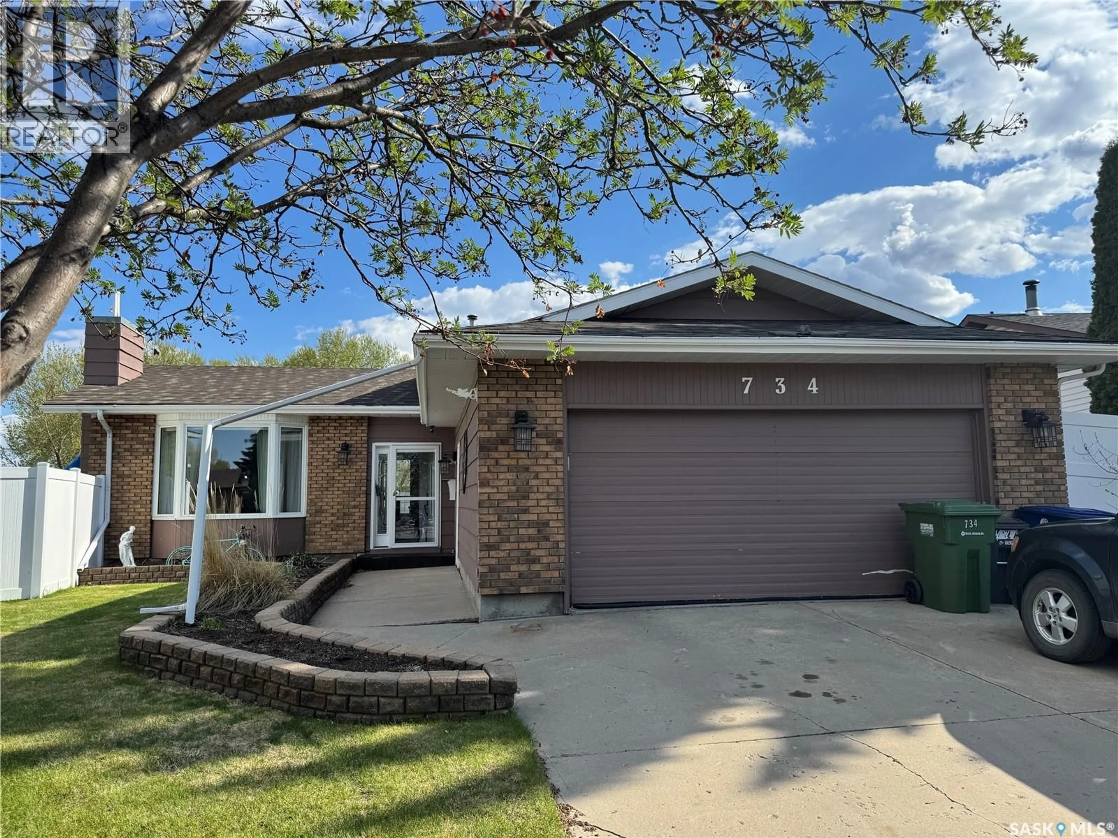 Home with vinyl exterior material, street for 734 WOLLASTON COURT, Saskatoon Saskatchewan S7J4E5