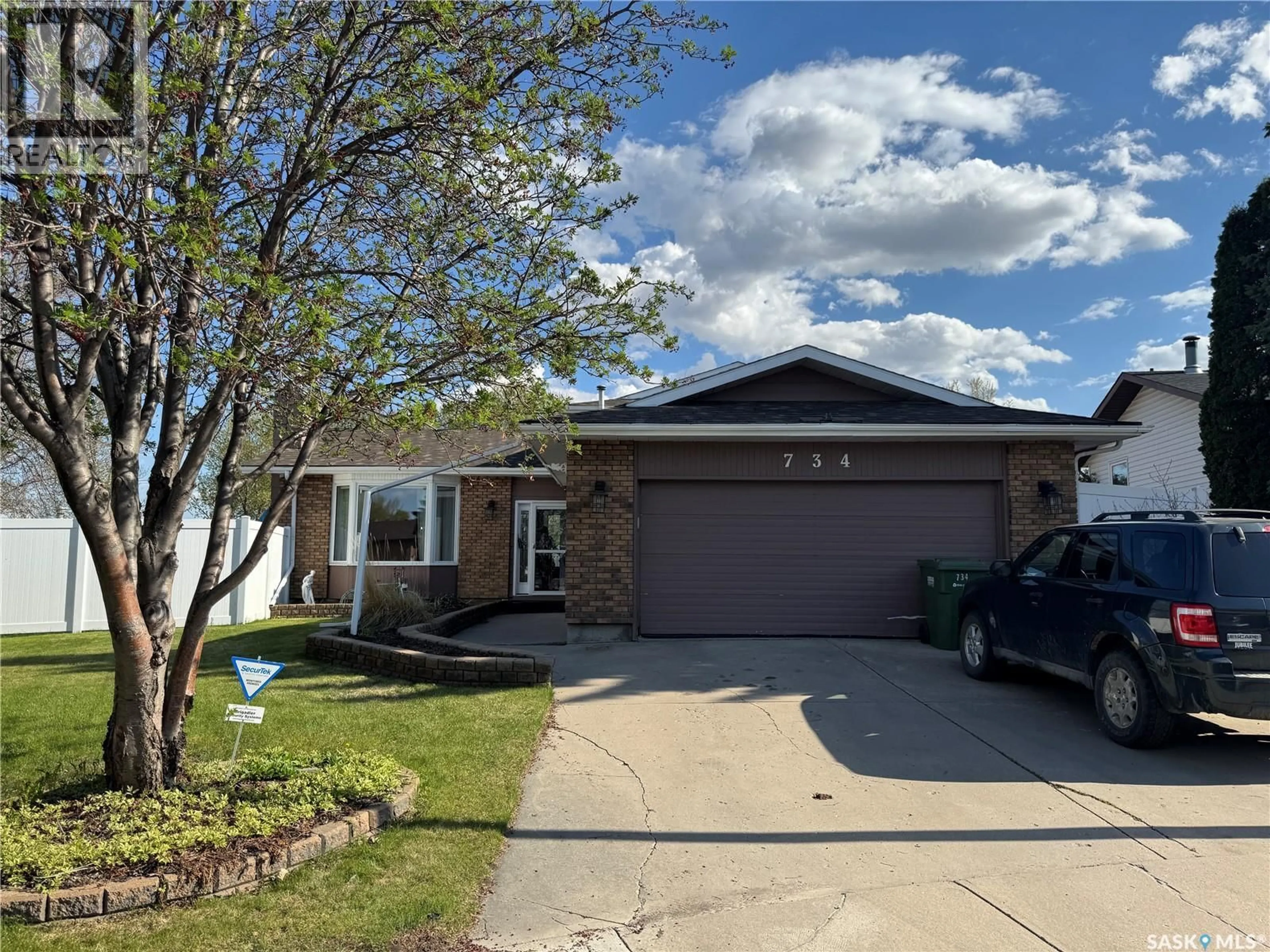 Home with vinyl exterior material, street for 734 WOLLASTON COURT, Saskatoon Saskatchewan S7J4E5