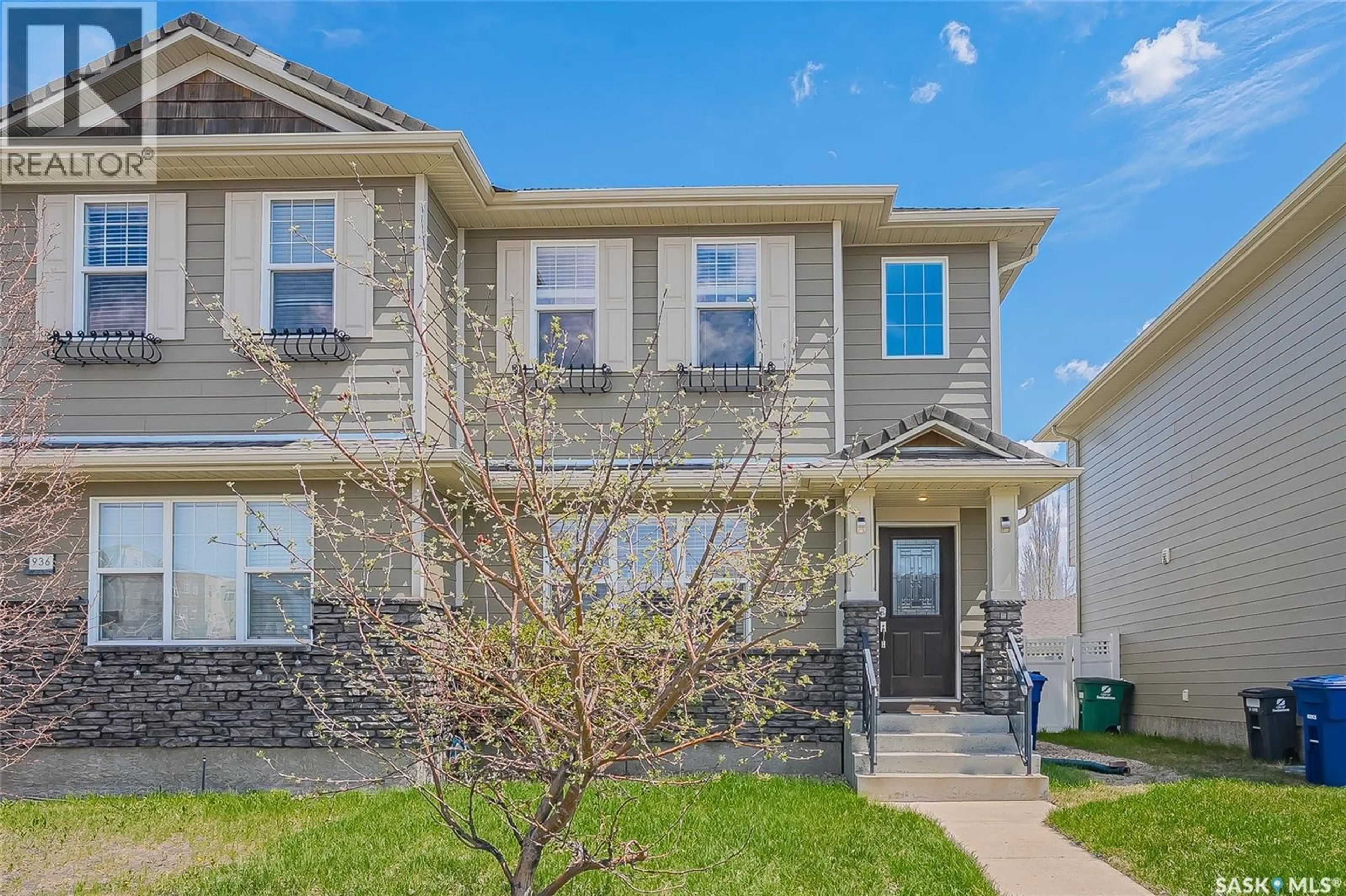 Home with vinyl exterior material, street for 934 STONEBRIDGE COMMON, Saskatoon Saskatchewan S7T0N2