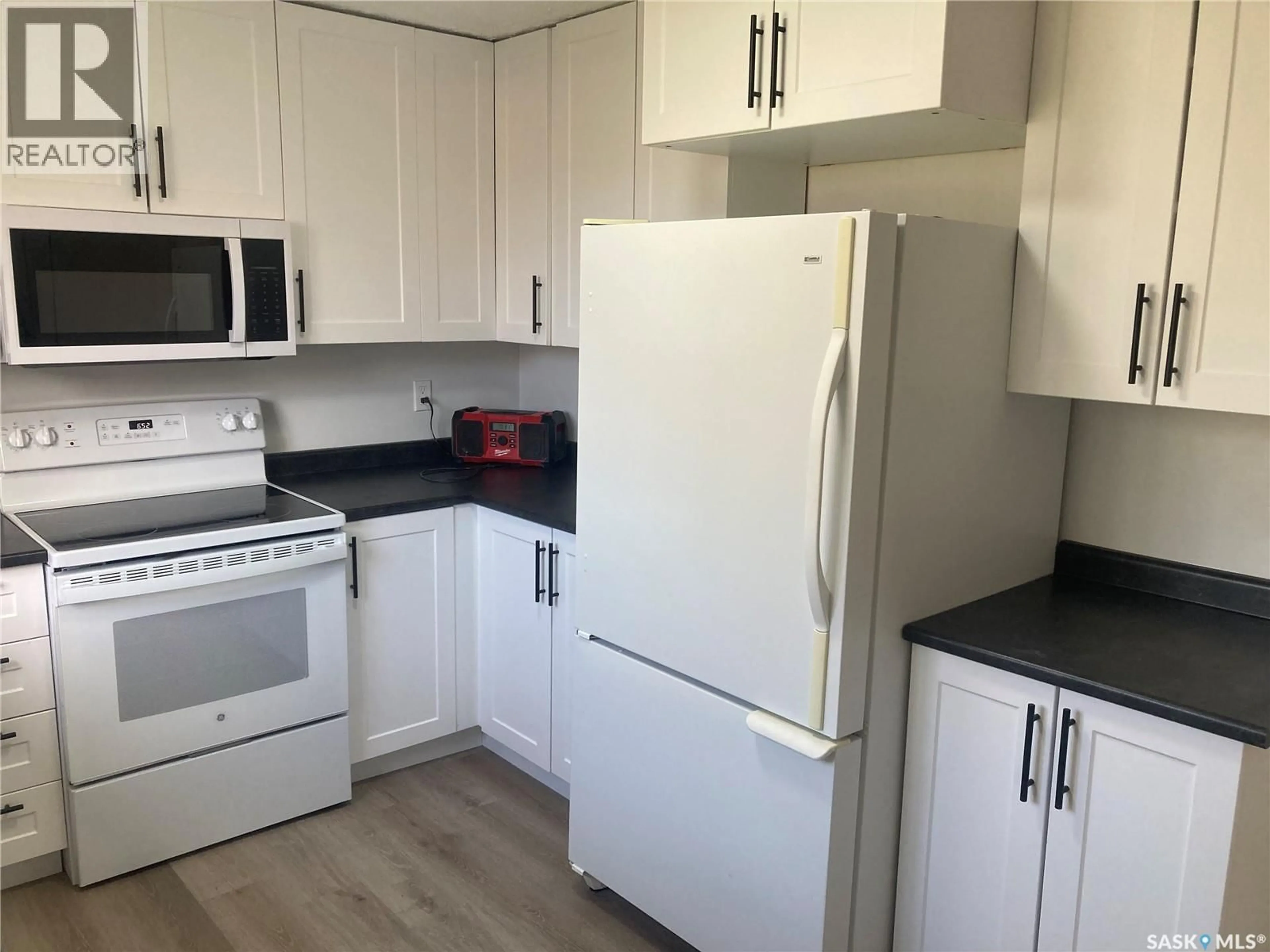 Standard kitchen, wood/laminate floor for 349 X AVENUE, Saskatoon Saskatchewan S7M3H5