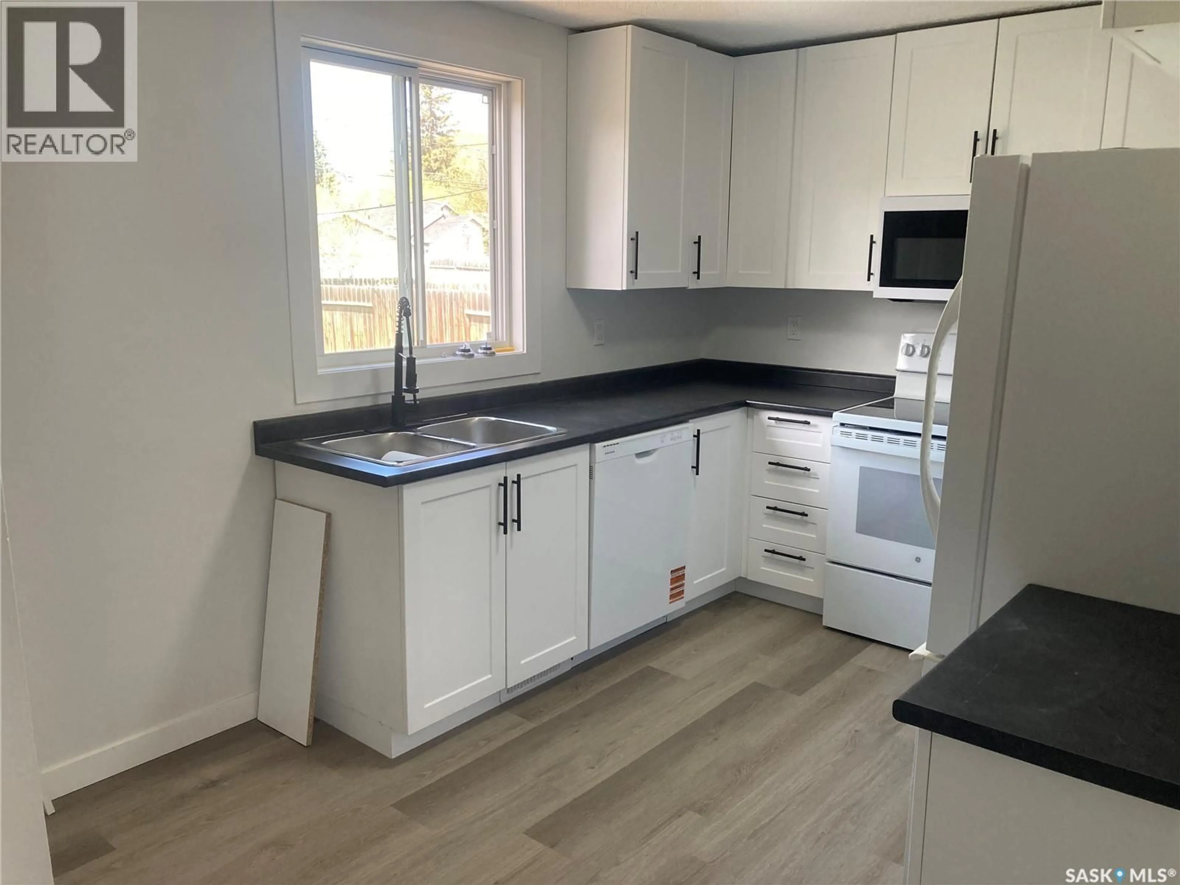 Standard kitchen, wood/laminate floor for 349 X AVENUE, Saskatoon Saskatchewan S7M3H5