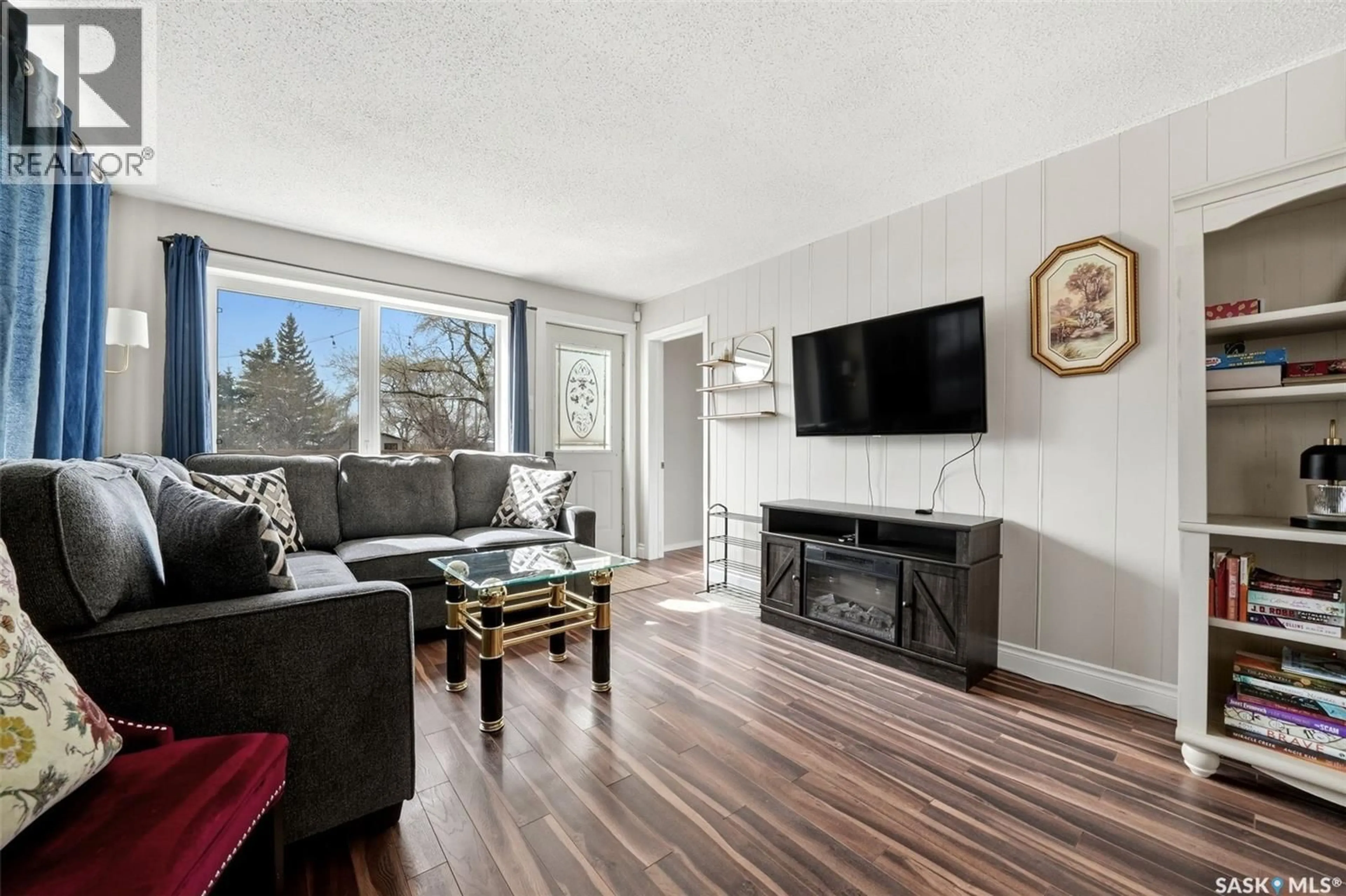 Living room with furniture, wood/laminate floor for 533 FORT SAN ROAD, Fort San Saskatchewan S0G1S0