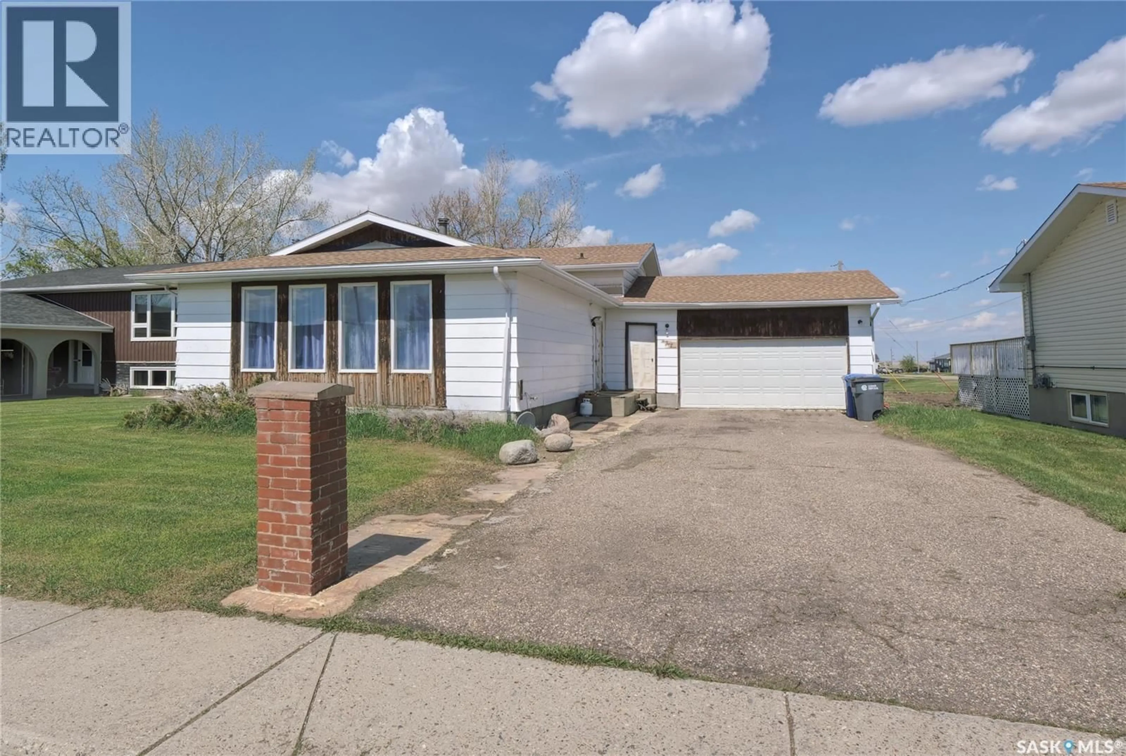 Home with vinyl exterior material, street for 333 DOMINION BAY, Central Butte Saskatchewan S0H0T0