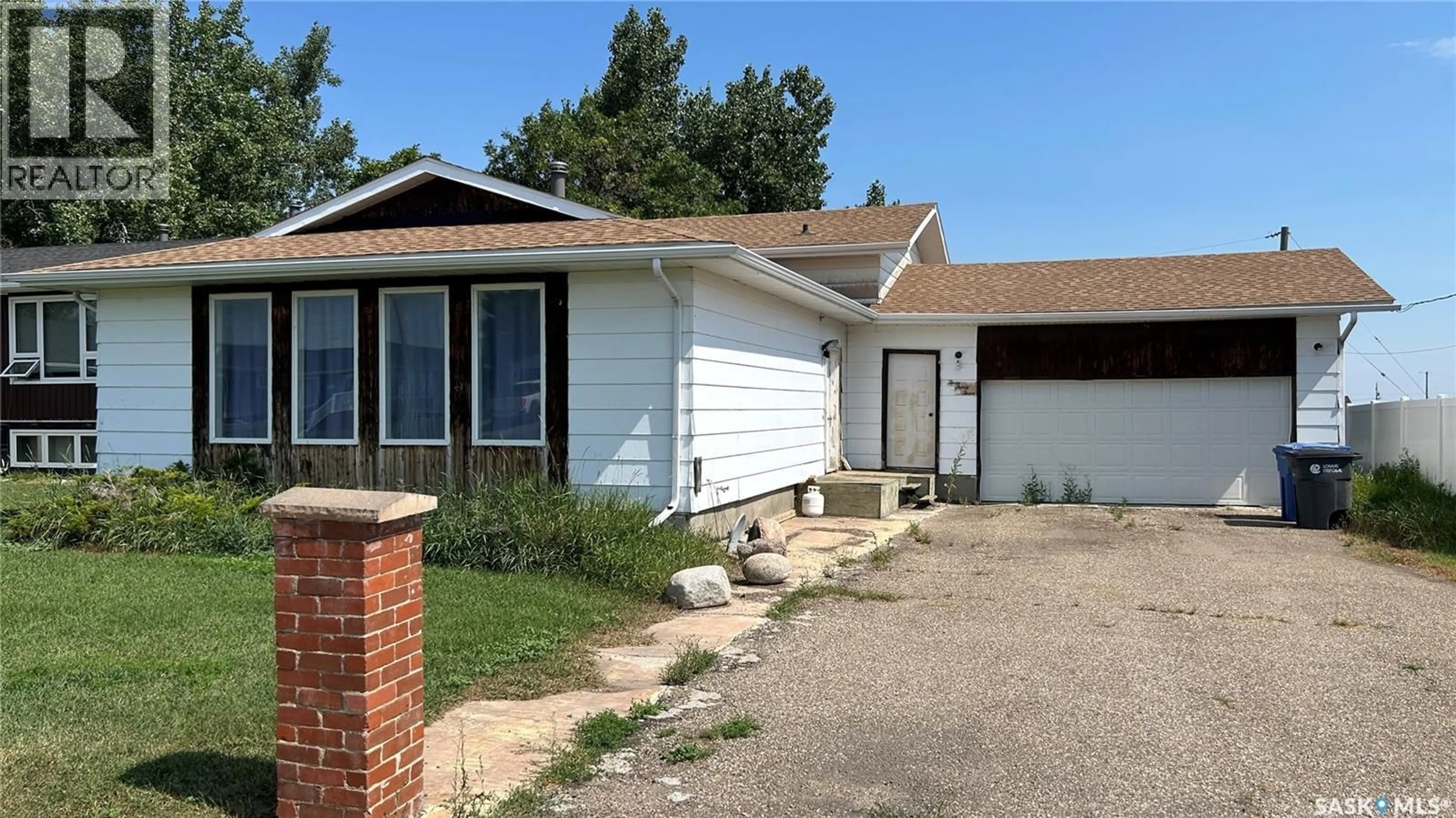 Home with vinyl exterior material, street for 333 DOMINION BAY, Central Butte Saskatchewan S0H0T0