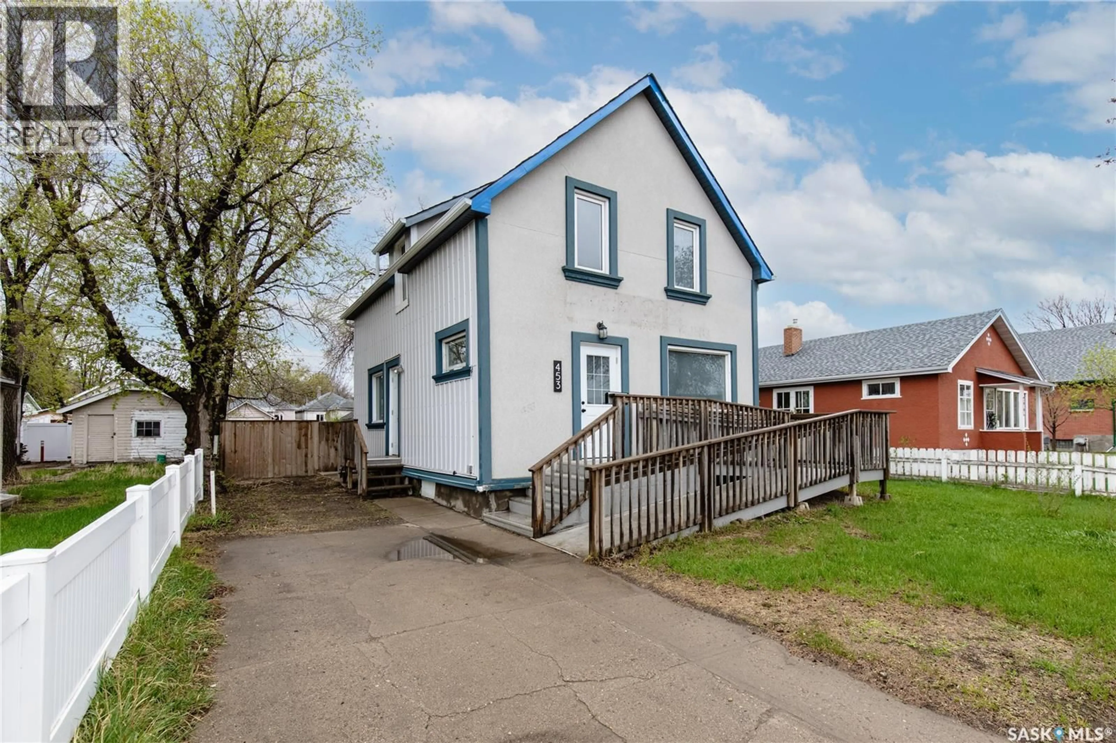 A pic from outside/outdoor area/front of a property/back of a property/a pic from drone, street for 453 LILLOOET STREET, Moose Jaw Saskatchewan S6H4Z4
