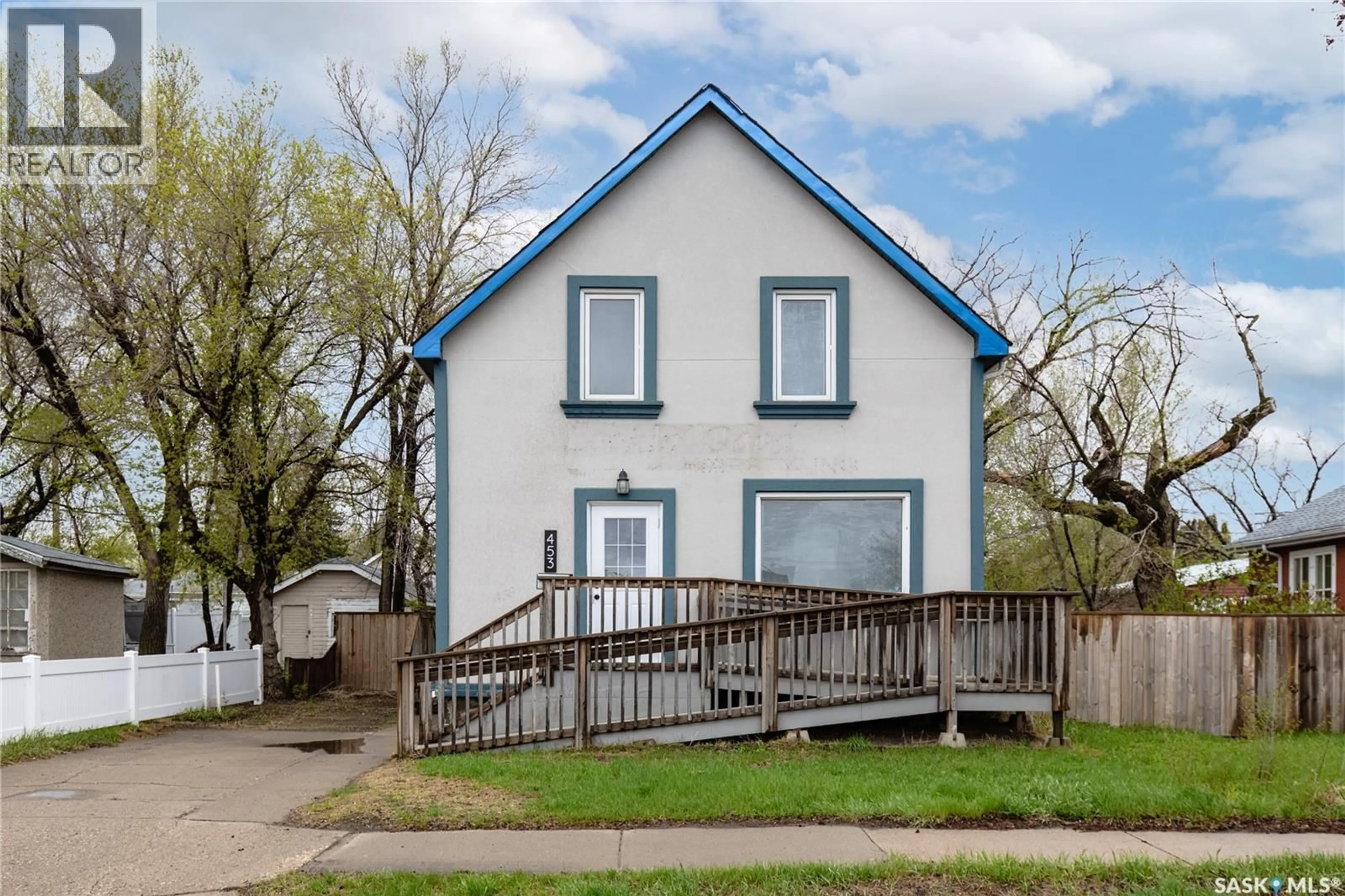 Home with vinyl exterior material, street for 453 LILLOOET STREET, Moose Jaw Saskatchewan S6H4Z4