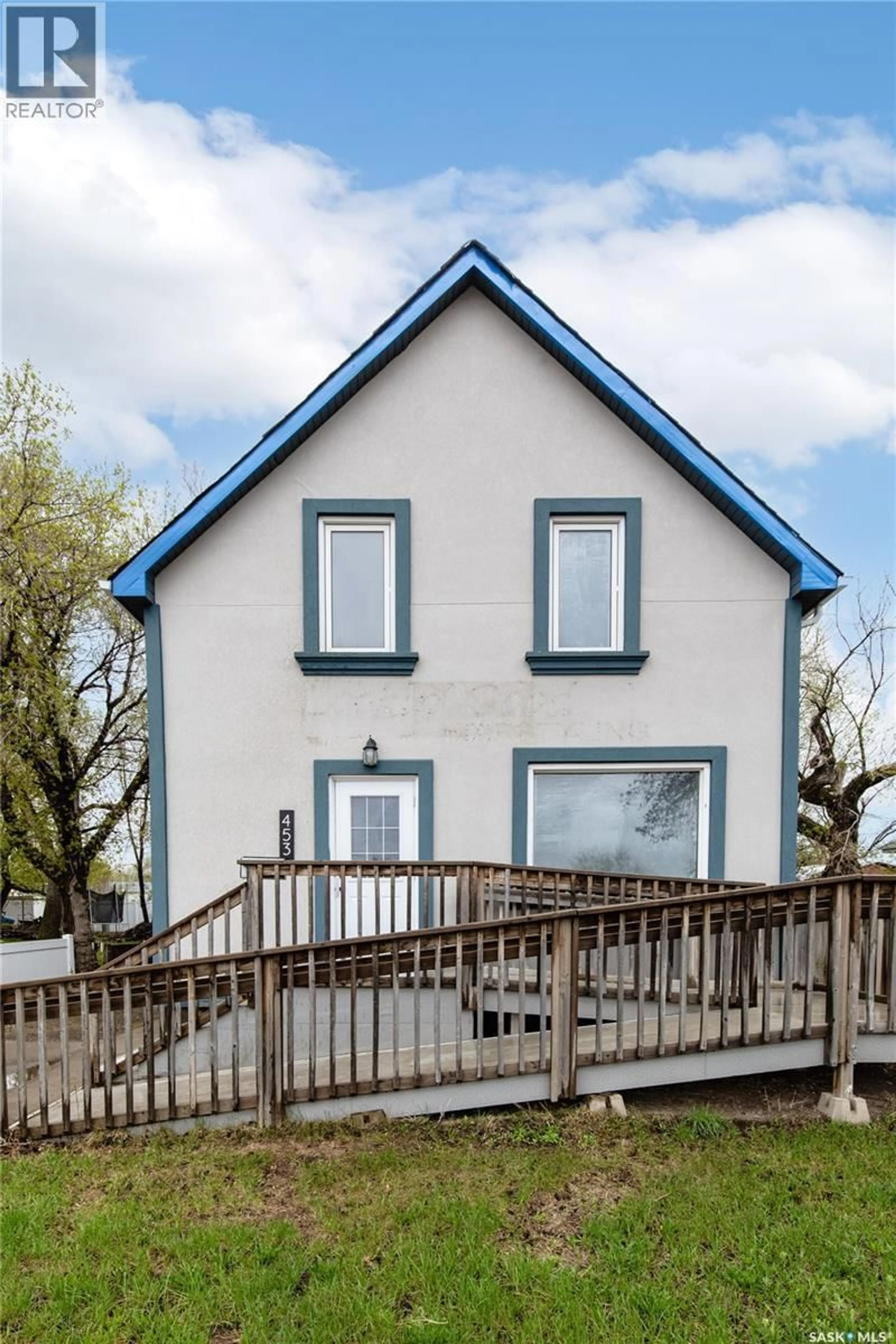 Home with vinyl exterior material, building for 453 LILLOOET STREET, Moose Jaw Saskatchewan S6H4Z4